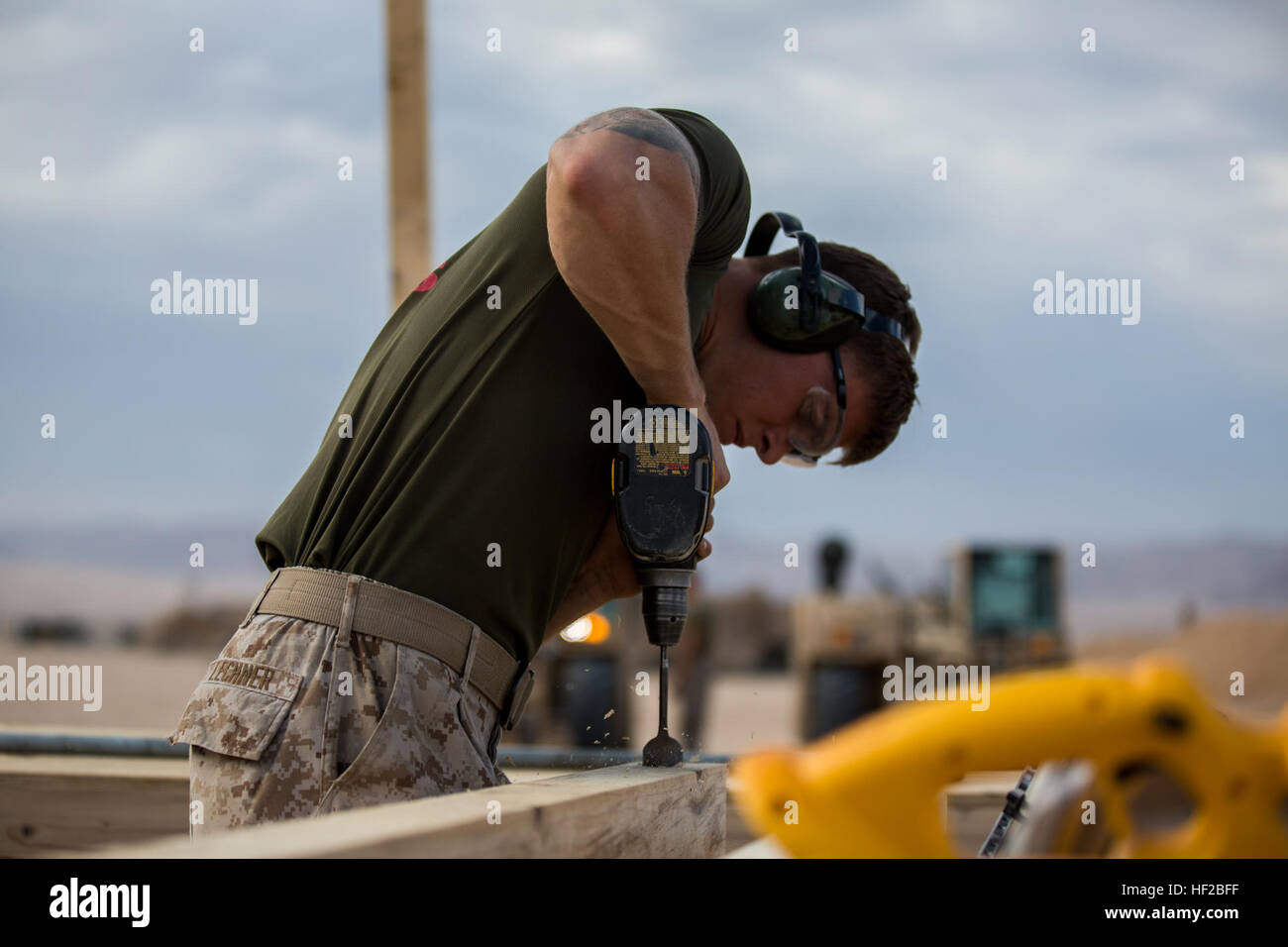 Corporal Tanner Lechner, ein Kampfingenieur mit technischen Zug, Brigade Hauptquartier Group, 1st Marine Expeditionary Brigade, baut eine Klimmzugstange, die 27. Juli 2014, an Bord Combat Operations Post Francis, Marine Corps Air Ground Combat Center Twentynine Palms, Kalifornien LSE-14 ist eine bilaterale Trainingsübung von 1. MEB, US-amerikanische und kanadische Kräfte gemeinsame Fähigkeiten durch live, simulierte und konstruktive Militärausbildung Aktivitäten bauen durchgeführt. (US Marinecorps Combat Kamera Foto: Lance Cpl. Nathan Castillo/freigegeben) Groß angelegte Übung 2014 140727-M-QP075-138 Stockfoto