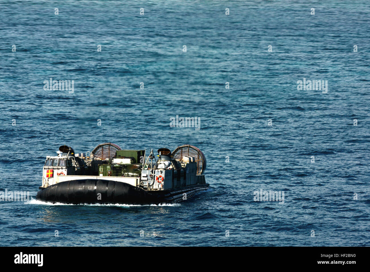 Ein Landungsboot sitzt Luftpolster im Wasser in Vorbereitung, Pyramide Felsstrand Angriff während der Durchführung einer Ship-to-Shore-Demonstration während der Rand des Pazifik (RIMPAC) Übung 2014. RIMPAC trainiert und verbessert die Führung auf allen Ebenen, einschließlich der individuellen Leistungsfähigkeit und schärft Befehl und Kontroll-Fertigkeiten während anspruchsvolle Teilnehmer zur Anpassung an wechselnde Bedingungen im Rahmen eines Gelenks oder kombiniert Kraft. Zweiundzwanzig Nationen, mehr als 40 Schiffe und u-Boote, etwa 200 Flugzeuge und 25.000 Personal beteiligen RIMPAC vom 26. Juni bis Aug. 1 in und rund um die hawaiianische Insel sich Stockfoto