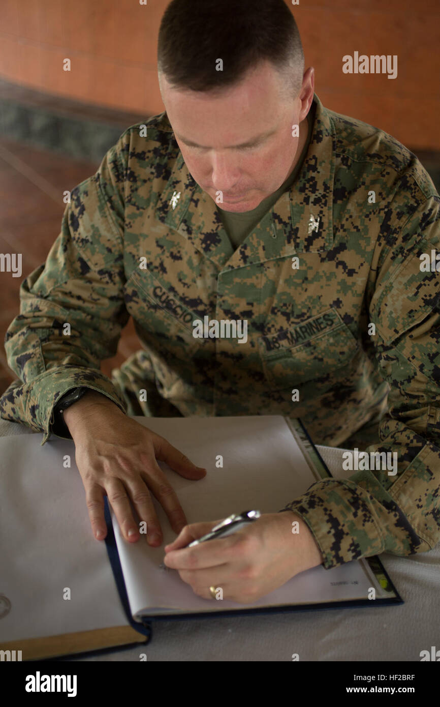 US Marine Corps Oberst Michael T. Cuccio, Chef des Stabes für US Marine Corps Forces South, schreibt einen Brief an den Kommandanten der Brigada DeInfanteria de Marina (BIM), als Teil eines Befehls in der BIM-Basis in Puerto Barrios, Guatemala, 29. Juli 2014 besuchen. Der Befehl Besuch war eine Auseinandersetzung mit Partner Nationen Führer sowie mit den Marines und Seglern, die Teilnahme an südlichen Partnerschaft Station 2014, eine kombinierte gemeinsame Übung konzentriert sich auf den Gegenstand Experten Austausch mit Partnernationen und Sicherheitskräfte als auch zu militärischer Engagements und Gemeinschaft besuchen Stockfoto