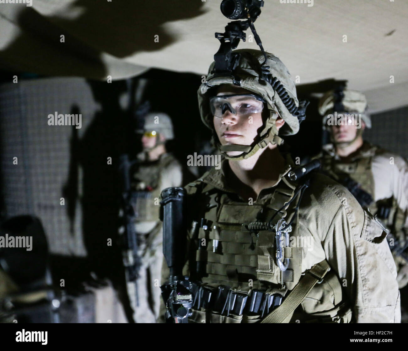 Ein Marine aus der Waffenkompanie, 1. Bataillon, 2. Marine-Regiment, wird am 1. August 2014 während einer offiziellen Aufstiegszeremonie zum Korporal befördert. Stockfoto