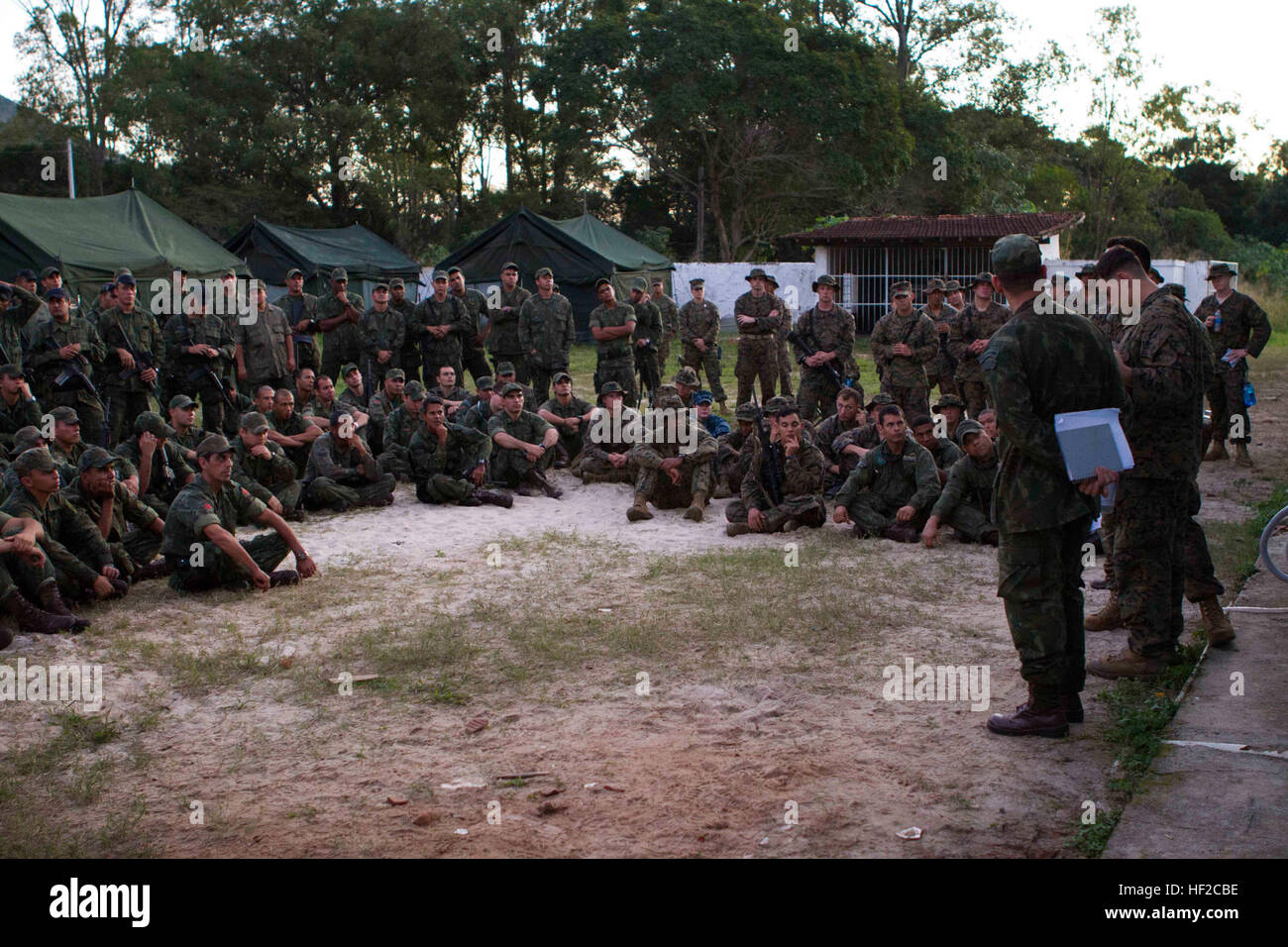 US-Marines mit speziellen Zweck Marine Air Ground Task Force Süd teilen Erfahrungen von Warfighting Taktik mit brasilianischen Marine in Marambaia Insel, Brasilien, 4. August 2014, im Rahmen der Zusammenarbeit Theaterstück Sicherheit Kräfte. Das TSC-Ereignis wurde mehreren bilateralen Austausch bestehend, medizinische Behandlung, improvisierte explosive Geräteerkennung, Kampf gegen Verfolgung und Bekämpfung Treffsicherheit aufzunehmen. Durch eine enge Zusammenarbeit sind die USA und ihre Partner bereit, transnationaler Sicherheitsprobleme durch integrierte und koordinierte Ansätze. SPMAGTF-Süd ist derzeit an Bord begann die Stockfoto