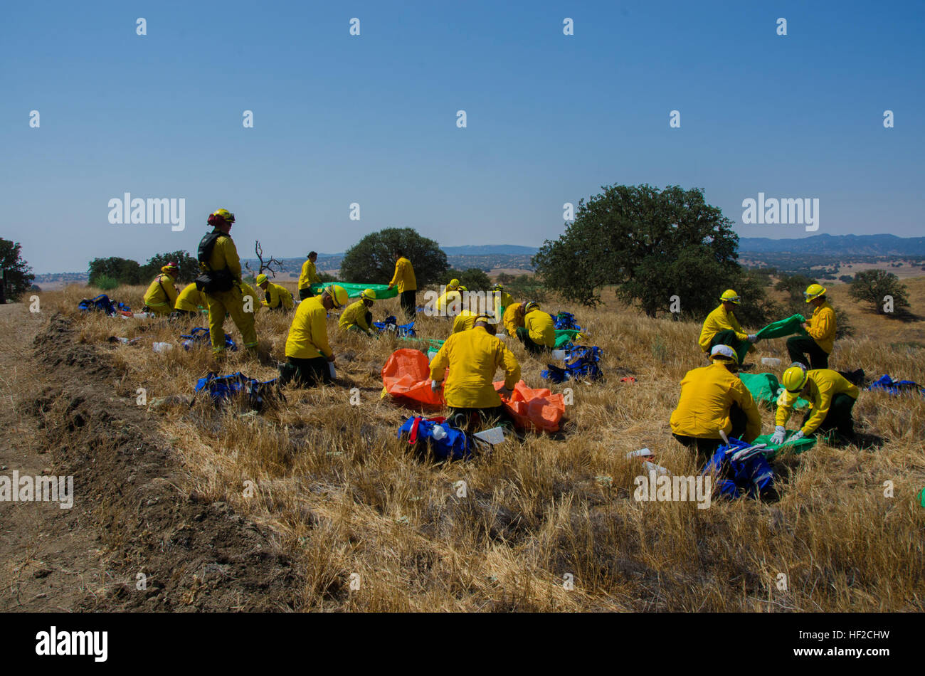 Soldaten der Armee Nationalgarde aus 340. Brigade Support Battalion, Sitz in Meer, und der 224. Sustainment Brigade, mit Sitz in Long Beach, Kalifornien eingerichtet am 7. August am Camp Roberts Feuer Unterstände an einer Übung mit California Department of Forestry und Brandschutz. Linien werden mit Handwerkzeugen geschnitten und werden verwendet, zu verlangsamen oder zu stoppen, nähert sich Waldbrände. Die Soldaten bereiteten zu mobilisieren als Task Force 340th als Hand-Besatzungen Außerbetriebnahme Waldbrände rund um den Staat zu dienen. (US Army National Guard Foto/Sgt. Ian M. Kummer/freigegeben). Kriegsveteranen bereiten sich das Brennen 140807-Z-J Stockfoto