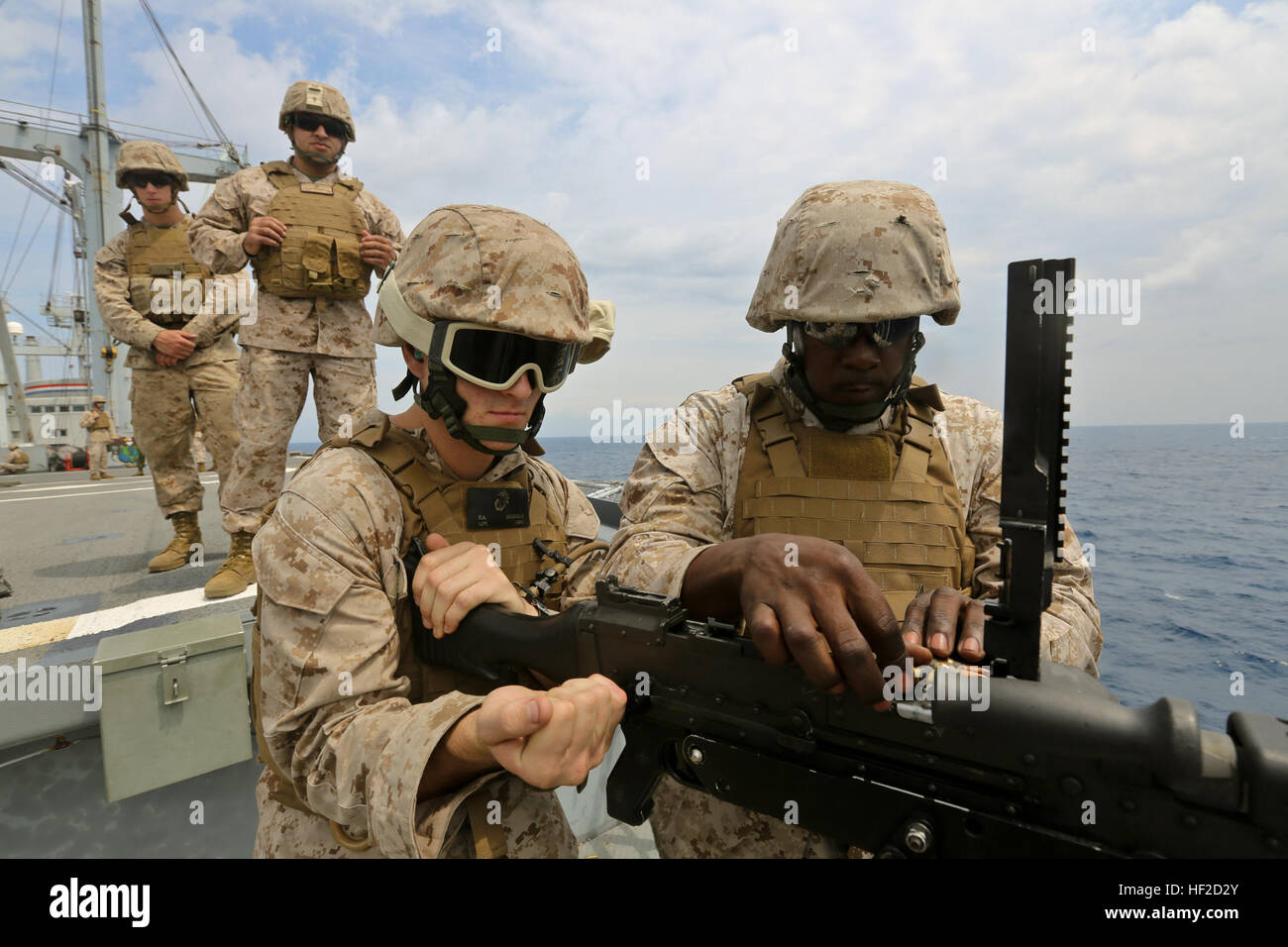 US-Marines zugewiesen, Marine Aviation Logistics Squadron (MALS) 14, MALS-26, MALS-29 und MALS-31, laden eine M240B Maschinengewehr an Bord der S.S. Wright während Betrieb Carolina Dragon, 9. August 2014. Carolina Drachen bestand aus 31 Tagbetrieb mit 12 Einheiten trainieren ihre schnelle Reaktion Bereitstellungsfunktionen. (Foto: U.S. Marine Corps Lance Cpl. Derek L. Picklesimer/freigegeben) MALS Marines zur Unterstützung der Operation Carolina Dragon 140809-M-MZ489-195 Stockfoto