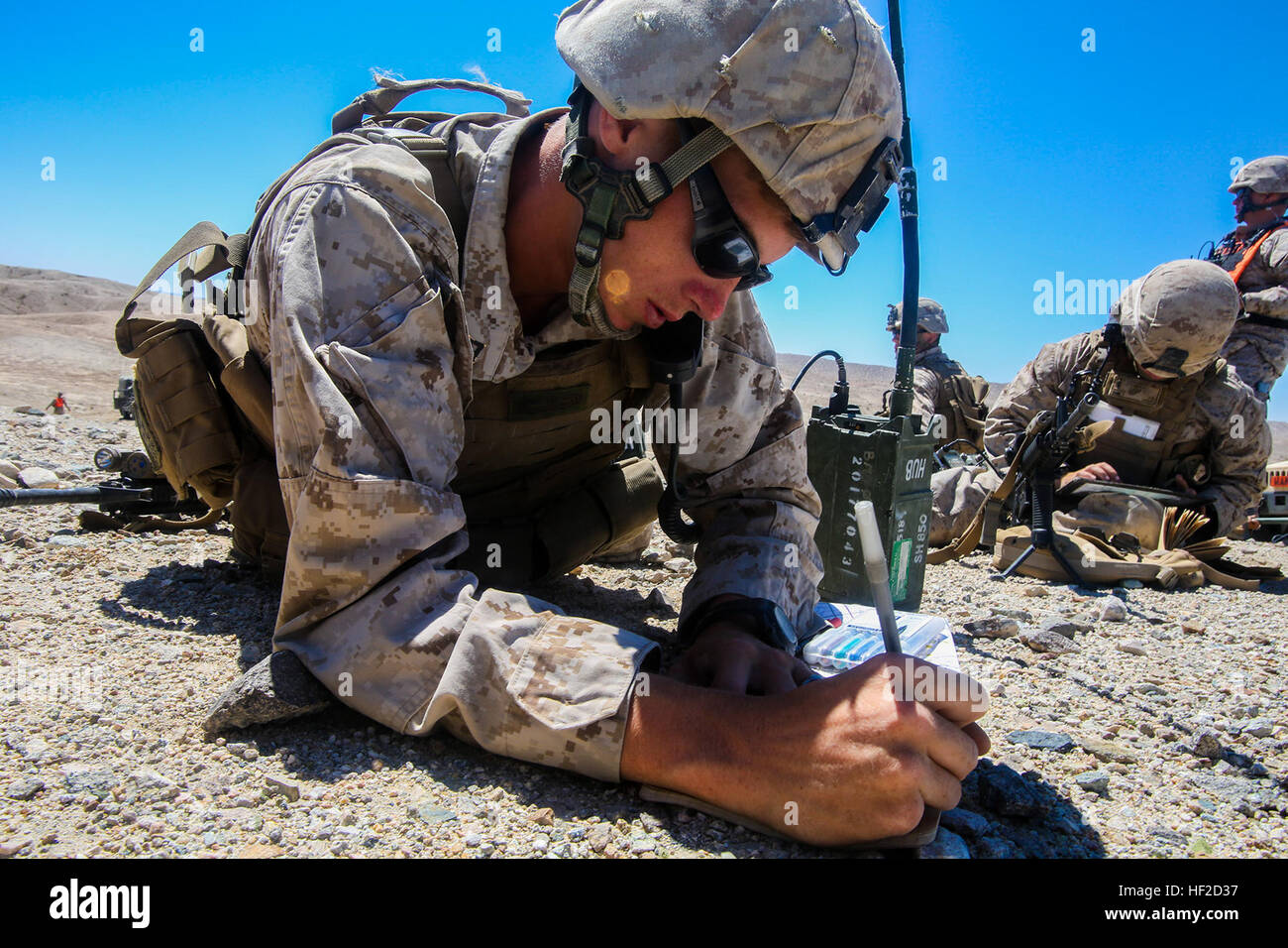 Lance Cpl. Michael T. Bühler aus New York, N.Y., ein nach vorne Beobachter mit 1. Bataillon, 1. Marine Regiment, 1st Marine Expeditionary Brigade, Aufforderungen zur Feuerunterstützung während der Durchführung kombiniert Arme training zur Unterstützung der großen Skala Übung 2014 an Bord der Marine Corps Air Ground Combat Center Twentynine Palms, Kalifornien, Aug. 9. LSE-14 ist eine bilaterale Trainingsübung von 1. MEB, US-amerikanische und kanadische Kräfte gemeinsame Fähigkeiten durch live, simulierte und konstruktive Militärausbildung Aktivitäten vom 8.-14. Aug. 2014 bauen durchgeführt. (US Marine Corps Foto von CPL. Rick Hurtado/freigegeben) 1: 1 Stockfoto