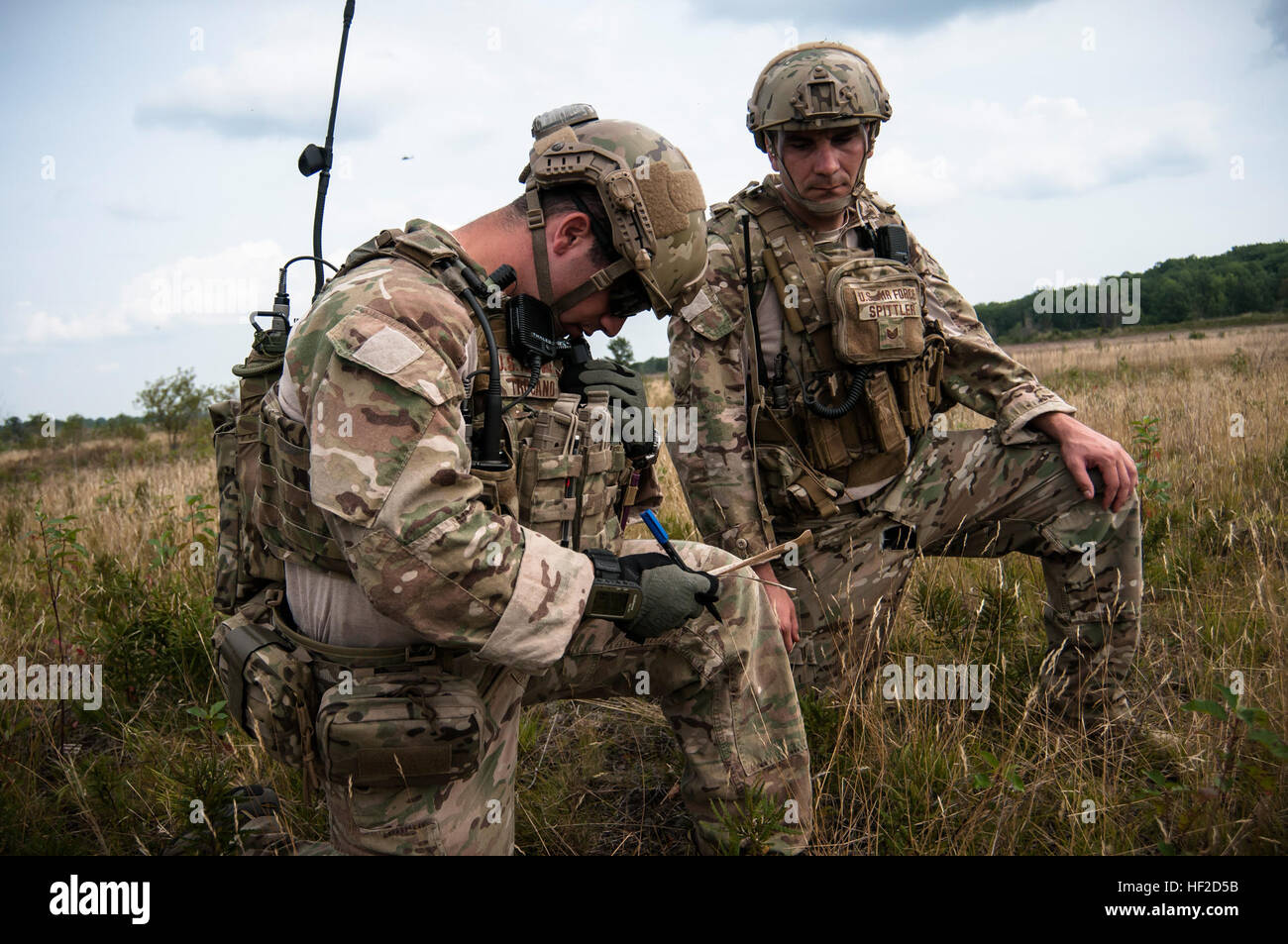 Senior Airman Tyler Trocano fordert links, Luftnahunterstützung von einem AH-64 Apache Hubschrauber von Charlie Kompanie, 1-104. Angriff Reconnaissance Battalion, Fort Indiantown Gap, PA., zusammen mit Technical Sergeant Matthew Spittler während der Operation Northern Strike 2014 in der Nähe von Äschen, Michigan am 11. August 2014. Beide Piloten sind gemeinsame Terminal Fluglotsen aus der 148. Air Support Operations Squadron, Fort Indiantown Gap, PA Operation Northern Strike 2014 ist eine gemeinsame multinationale kombinierte Waffen training Übung in Michigan durchgeführt. (U.S. Air National Guard Foto von Master Sergeant Scott Thompson/rele Stockfoto