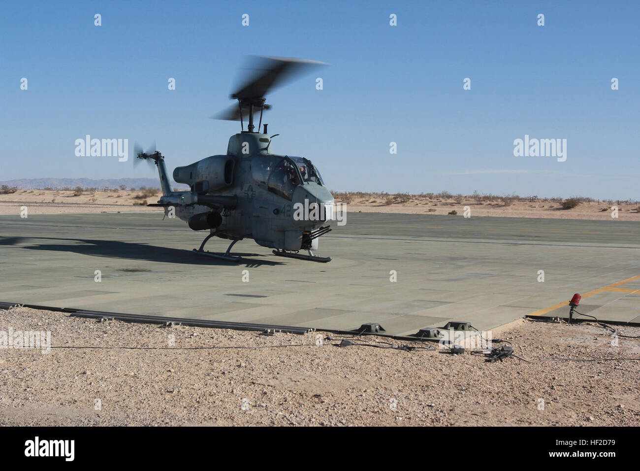 Ein AH-1 Super Cobra landet auf einer Startbahn im Marine Corps Air Boden bekämpfen Center Twentynine Palms, Kalifornien, wo ein Team von Kampfmitteln Marines seine Raketen, runden und Hellfire-Raketen, arm wird, damit funktional zum Schießen auf Ziele in einem Szenario Bohrer, 13. Juni 2014. Ordies Arm Cobras an ITX 130613-M-IR064-002 Stockfoto