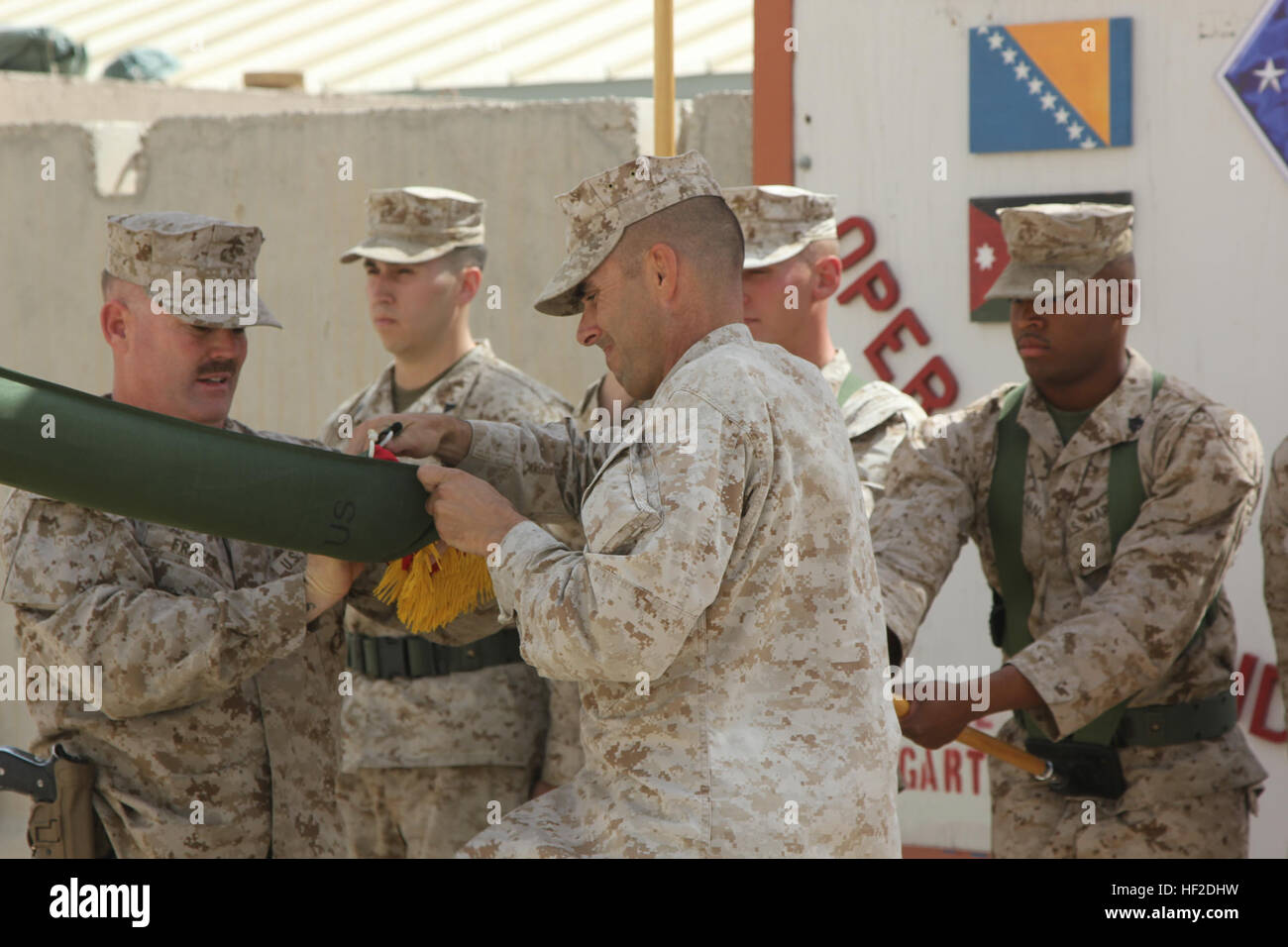 Oberst Peter B. Baumgarten, Zentrum, Kommandierender Offizier, Task Force Belleau Wood, Fällen die Schlacht-Farben der 1. Marineregiment während einer Zeremonie an Bord Camp Bastion, 15. August 2014. Erste Marineregiment bereitgestellt der Provinz Helmand im Februar 2014 als Befehl Element für Task Force Belleau Wood und Sicherheitsoperationen für RC(SW) geführt hat. Ende 1. Marineregiment Mission bedeutet die endgültige Marine Regiment um Afghanistan während der Operation Enduring Freedom-Kampagne zu fahren. 1. Marineregiment Fällen Farben, enden-Mission in Afghanistan 140815-M-XX123-008 Stockfoto