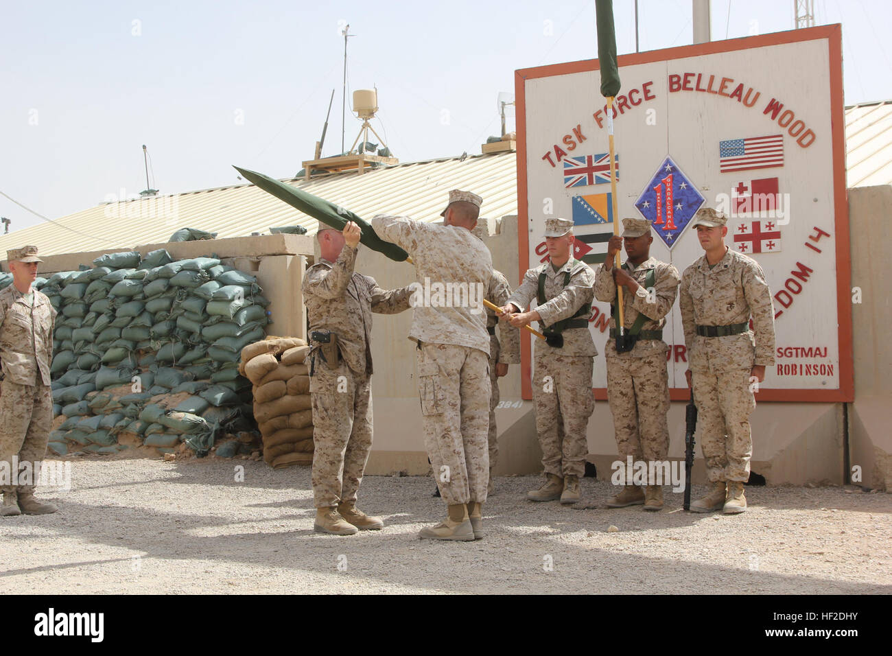 Master Gunnery Sgt. Douglas P. Fraser, links, Operationen Chef, Task Force Belleau Wood und Oberst Peter B. Baumgarten, Center, befehlshabender Offizier, Task Force Belleau Wood, Fall die amerikanische Flagge der 1. Marineregiment während einer Zeremonie an Bord Camp Bastion, 15. August 2014. Erste Marineregiment bereitgestellt der Provinz Helmand im Februar 2014 als Befehl Element für Task Force Belleau Wood und Sicherheitsoperationen für RC(SW) geführt hat. Ende 1. Marineregiment Mission bedeutet die endgültige Marine Regiment um Afghanistan während der Operation Enduring Freedom-Kampagne zu fahren. 1. marine Regi Stockfoto