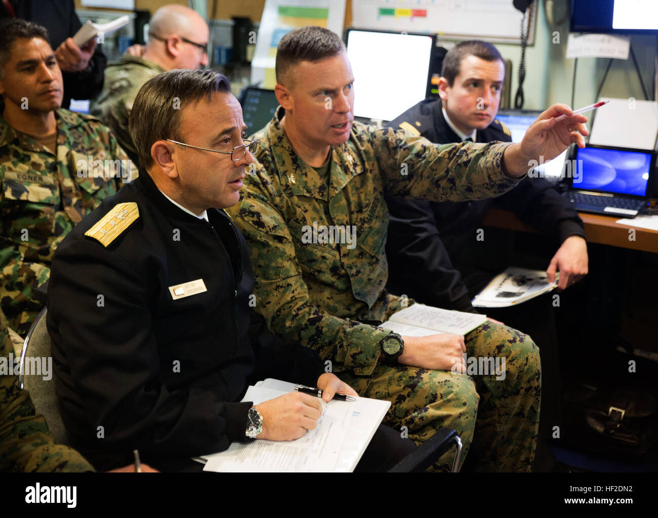 Chilenische Marine hinten Admr. Arturo Undurraga Diaz und US Marine Oberst Michael Cuccio besuchen eine video-Konferenz auf dem chilenischen Schiff werden Sargento Aldea, zusammen mit anderen Partnernationen 15. August 2014 im Laufe der Evolution eine Ausbildung eine Naturkatastrophe im Rahmen der Partnerschaft der Nord-und Südamerika 2014 zu simulieren soll. Vertreter aus Argentinien, Brasilien, Kanada, Chile, Kolumbien, Mexiko, Paraguay und den Vereinigten Staaten beteiligen sich an POA 2014 von 11-22 August 2014. Diese Übung soll gemeinsame und kombinierte Interoperabilität zu verbessern, verbessern die kombinierten Fähigkeiten Amphibious ausführen Stockfoto