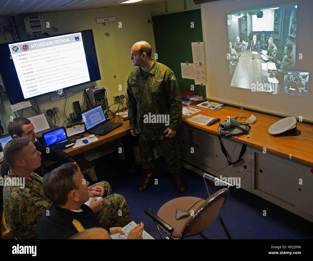 Chilenische Marine hinten Admr. Arturo Undurraga Diaz und US Marine Oberst Michael Cuccio sprechen mit der Führung der USS Amerika per video Telefonkonferenz während an Bord der chilenischen werden Sargento Aldea, 15. August 2014, während einer Ausbildung Entwicklung eine Naturkatastrophe im Rahmen der Partnerschaft der Nord-und Südamerika 2014 simulieren soll. Vertreter aus Argentinien, Brasilien, Kanada, Chile, Kolumbien, Mexiko, Paraguay und den Vereinigten Staaten beteiligen sich an POA 2014 von 11-22 August 2014. Diese Übung dient zur gemeinsamen und kombinierte Interoperabilität zu verbessern, verbessern die kombinierten Fähigkeiten zu Stockfoto