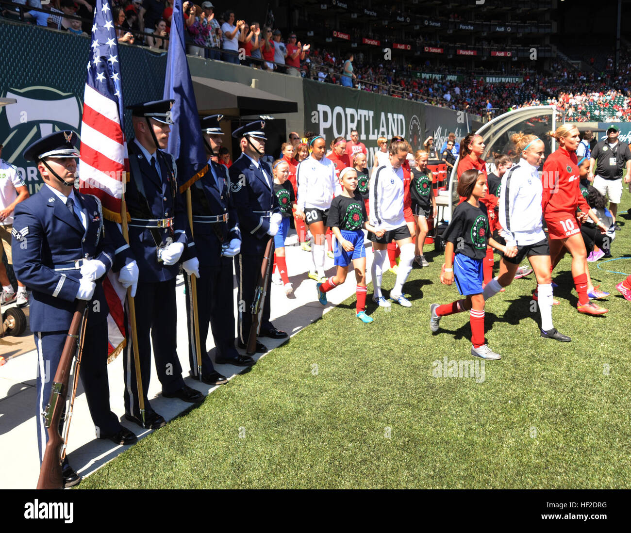 Spieler Form der Portland Dornen und die Seattle Reign FC gehen auf den Platz vor ihrem Spiel wie der 142. Kämpfer-Flügel-Ehrengarde wartet präsentieren Farben, 17. August 2014, im Providence Park, Portland, Oregon/USA (U.S. Air National Guard Foto von techn. Sgt. John Hughel, 142. Fighter Wing Public Affairs/freigegeben) Air National Guard Honor Guard 140817-Z-CH590-083 Stockfoto