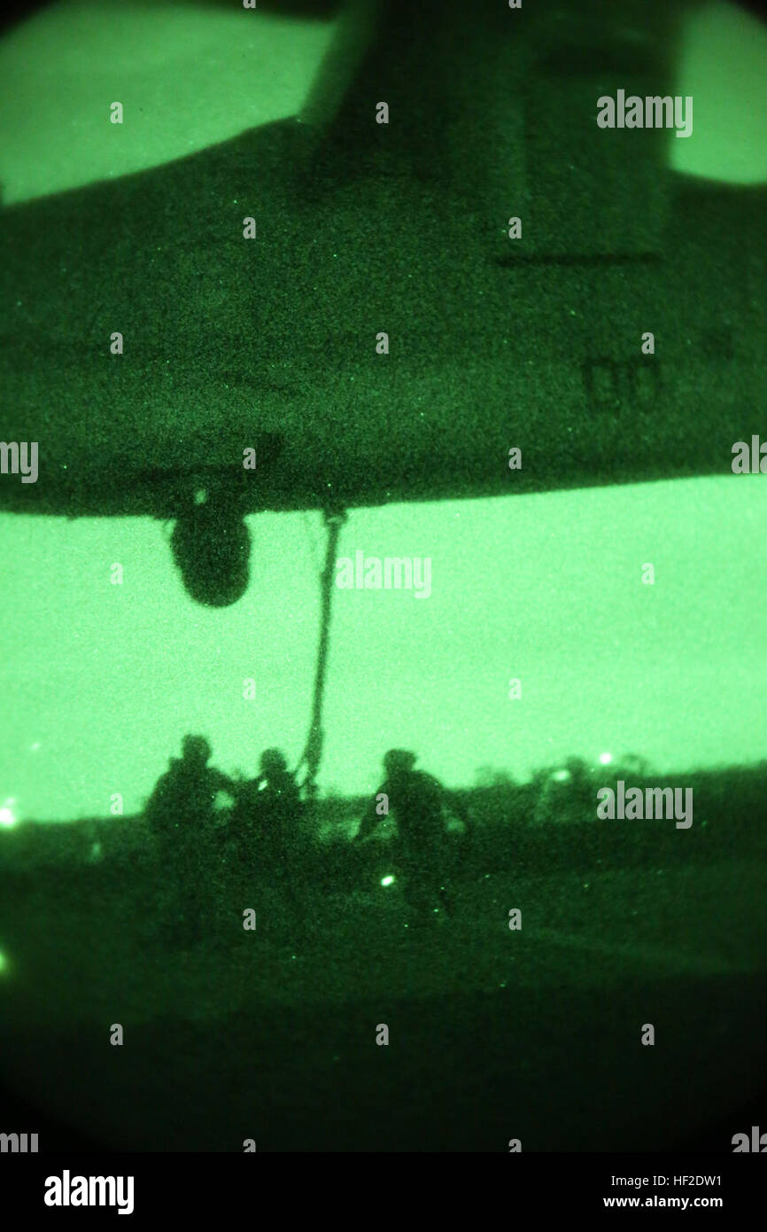 US-Marines mit Landung Unterstützungskompanie, zentrale Regiment, 1st Marine Logistics Group führen ein Helikopter Support Team (HST) an Bord der Marine Corps Air Station Miramar, Kalifornien, 18. August 2014. Hubschrauber-Support-Teams besteht aus bis zu acht Landung unterstützen Marines, die ausgebildet werden, um externe Lasten Militärhubschrauber Haken, da sie eine sinnvolle Art der Transport von Ausrüstung und Zubehör bietet. (US-Marine Bilder von Lance CPL Jordan E. Gilbert/freigegeben) LS-Firma HST 140818-M-RB959-015 Stockfoto