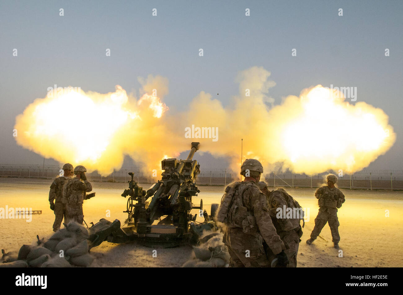 Soldaten, die mit Alpha-Batterie, 2. Bataillon, 77. Feldartillerie-Regiment, 4th Infantry Brigade Combat Team, 4. inf Division, schießen eine Runde nach unten reichen von ihrer M777A2-Haubitze auf Kandahar Flugplatz, Afghanistan, 22. August 2014. Die Runde war Teil eines Triebes zu registrieren, oder Null, Haubitzen, die nur auf KAF von Forward Operating Base Pasab angekommen war. Das Shooting auch Training für ein Feuer-Support-Team von der 12. Infanterie-Regiment, 1. Bataillon, 4. IBCT, 4. inf div. 4. inf Div. 1-12 INF und 2-77 FA-team bis zu neuartigen Präsenz zeigen bei KAF 140822-Z-JA114-240 Stockfoto