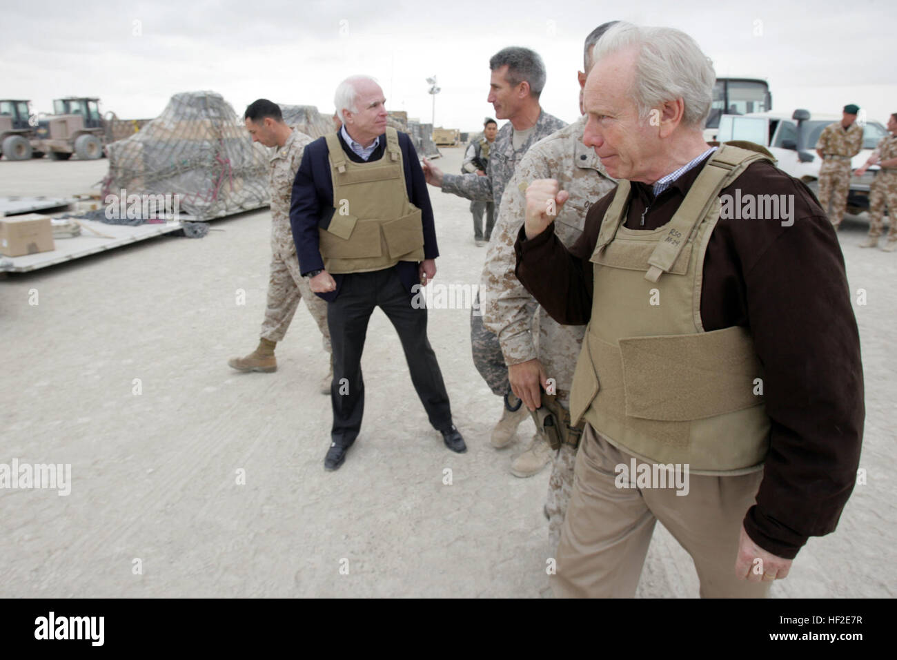 081207-M-6159T-144 CAMP BASTION, Afghanistan (7. Dezember 2008) US-Senatoren John McCain, links, und Joe Lieberman verlassen den Flugplatz an Bord Camp Bastion. Britische königliche Armee und US-Militär Angehörige informierte US-Senatoren McCain, Joe Lieberman und Lindsey Graham über den Verlauf und Status ihrer Tätigkeitsbereiche in der islamischen Republik Afghanistan. (Offizielle U.S. Marine Corps Foto von CPL. Pete Thibodeau) UNS Marine 081207-M-6159T-144 US-Senatoren John McCain und Joe Lieberman den Flugplatz an Bord Camp Bastion verlassen Stockfoto