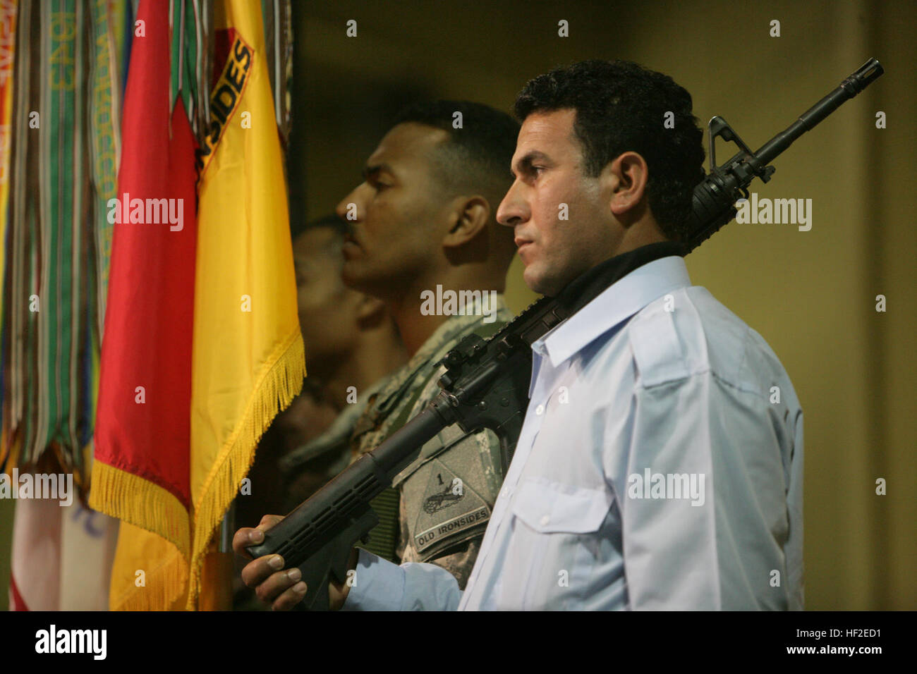 Ein irakische Polizisten steht am Hafen Arme mit einer M4-Gewehr während einer Übertragung von Autorität Zeremonie an Bord Kontingenz operative Basis Speicher, Tikrit, Irak, Dez. 9. 1. US-Panzerdivision überträgt Autorität auf der 25. Infanterie-Division. Übertragung der Behörde Zeremonie in Tikrit DVIDS139110 Stockfoto