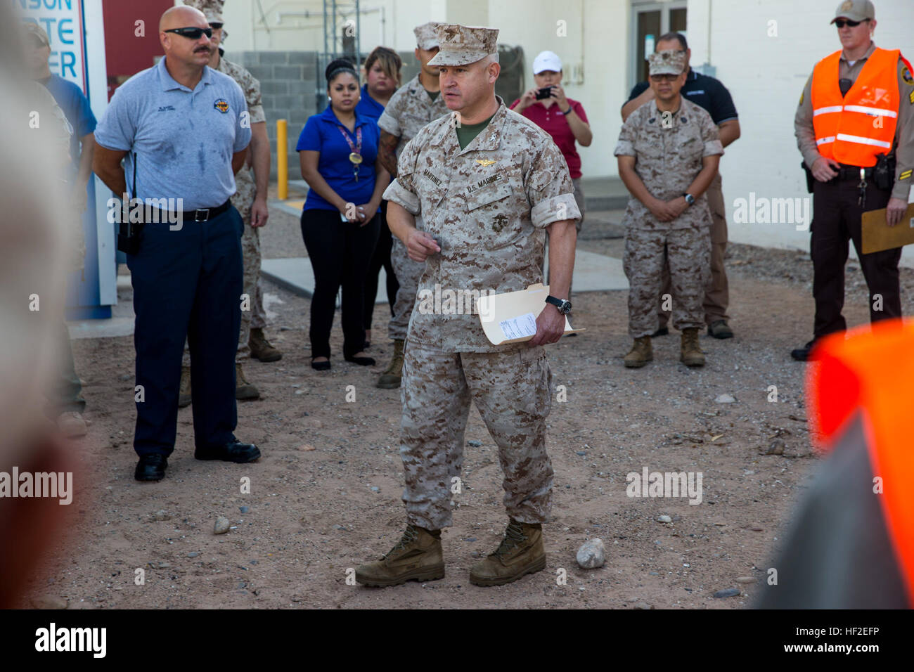 Kol. Ricardo Martinez, der kommandierende Offizier der Marine Corps Air Station Yuma, Arizona, spricht über die Bedeutung von Sicherheit mit allen Beteiligten mit Übung Wüste Feuer 2014 Cannon Air Defense Complex, eine Sat-Installation von MCAS Yuma, Dienstag, 26. August 2014. Desert Fire war ein aktiv-Shooter Bohrer implementiert, um zu testen, zu bewerten und zu verbessern, die Reaktion und die Bereitschaft der Ersthelfer mit der Air Station. MCAS Yuma Emergency Response Teams Zug zu dienen und zu schützen 140826-M-TH017-001 Stockfoto