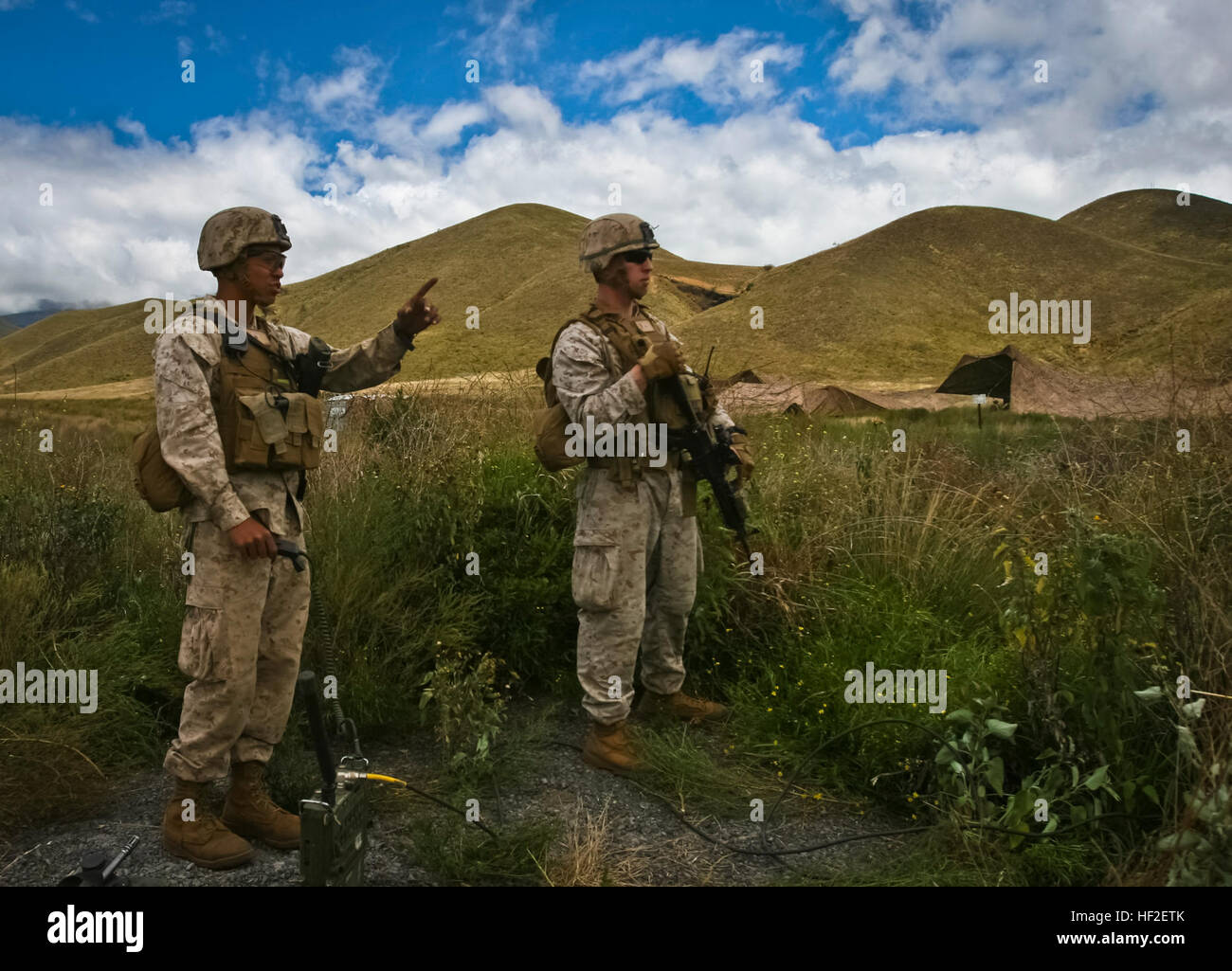 US-Marines Lance CPL Brayan Deleonvega ein Feld Funker und 1st Lt. Luke Pye 1. Bataillon ein Feuer Richtung Officer (FDO) zugewiesen, kommunizieren 12. Marine Regiment, Alpha-Batterie, mit Reichweitenkontrolle und Unterstützung aus der Luft an Bord Pohakuloa Training Bereich (PTA), Hawaii, 29. August 2014. Mitglieder des 1. Bataillons, 12. Marines (1/12), sind Steigerung ihrer Fähigkeiten des direkten Feuerunterstützung zur Unterstützung Betrieb spartanisch Zorn. (Foto: U.S. Marine Corps Lance Cpl. Victor A. Mancilla/freigegeben) Spartanisch Zorn 2014, 1-12 140829-M-AU949-001 Stockfoto