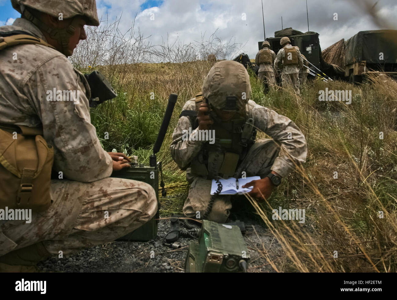 U.S. Marines Lance Cpl. Brayan Deleonvega und Lance Cpl. Jose Mendozalimon, Feld-Funker, 1. Bataillon, 12. Marine Regiment, Alpha Batterie zugewiesen sind mit Reichweitenkontrolle und Unterstützung aus der Luft an Bord Pohakuloa Training Bereich (PTA), Hawaii, 29. August 2014 kommuniziert. Mitglieder des 1. Bataillons, 12. Marines (1/12), sind Steigerung ihrer Fähigkeiten des direkten Feuerunterstützung zur Unterstützung Betrieb spartanisch Zorn. (Foto: U.S. Marine Corps Lance Cpl. Victor A. Mancilla/freigegeben) Spartanisch Zorn 2014, 1-12 140829-M-AU949-002 Stockfoto
