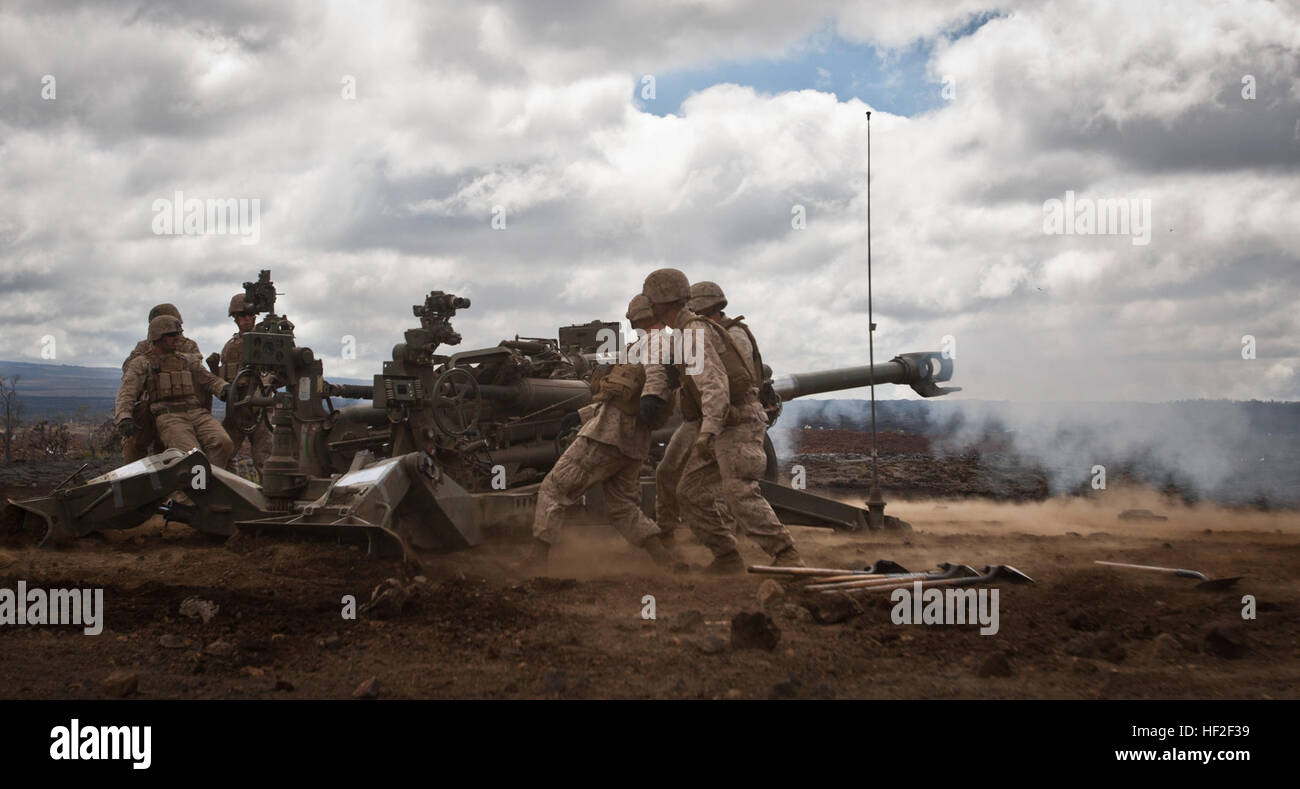 US Marine Artillerie Kanoniere, 1. Bataillon, 12. Marine Regiment, Alpha Batterie zugeordnet ausführen eine direkten Feuer-Mission an Bord Pohakuloa Training Bereich (PTA), Hawaii, Sept. 3, 2014. Mitglieder des 1. Bataillons, 12. Marines (1/12), sind Steigerung ihrer Fähigkeiten des direkten Feuerunterstützung zur Unterstützung Betrieb spartanisch Zorn. (Foto: U.S. Marine Corps Lance Cpl. Victor A. Mancilla/freigegeben) Spartanisch Zorn 2014, 1-12 140903-M-AU949-001 Stockfoto