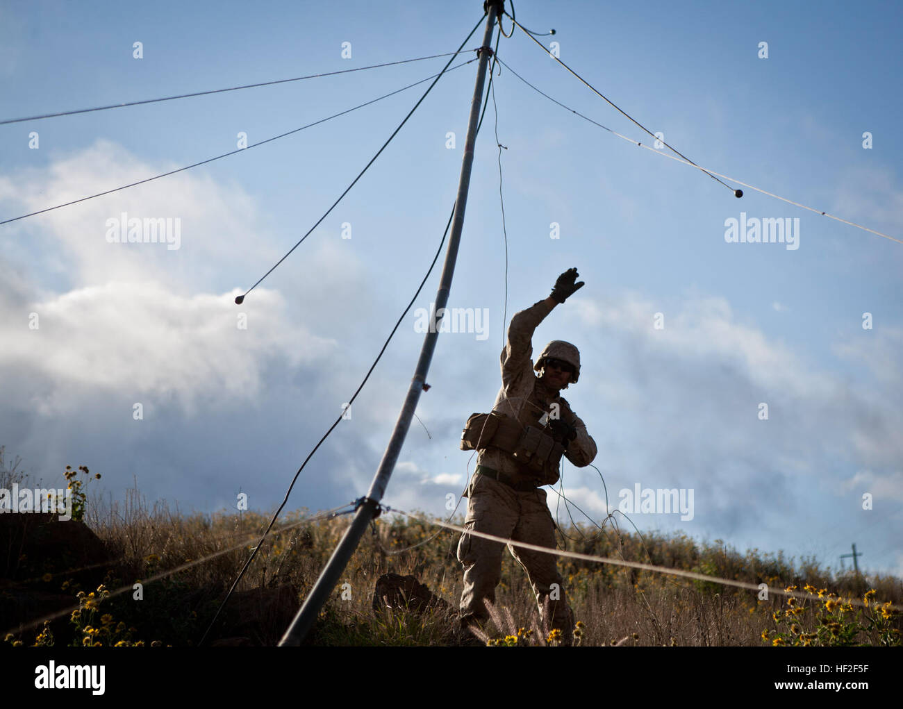 U.S. Marine Lance Cpl. Jose Mendozalimon, ein Feld-Funker, 1. Bataillon, 12. Marine Regiment, Alpha Batterie zugewiesen richtet die OE254 Antennen an Bord Pohakuloa Training Bereich (PTA), Hawaii, Sept. 4., 2014. Mitglieder des 1. Bataillons, 12. Marines (1/12), sind Steigerung ihrer Fähigkeiten des direkten Feuerunterstützung zur Unterstützung Betrieb spartanisch Zorn. (Foto: U.S. Marine Corps Lance Cpl. Victor A. Mancilla/freigegeben) Spartanisch Zorn 2014, 1-12 140904-M-AU949-001 Stockfoto