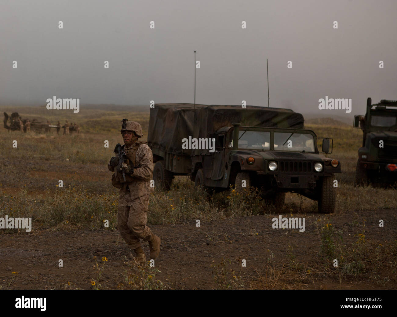 US Marine Sgt. Luis Rivera, ein Feld Wireman, 1. Bataillon, 12. Marine Regiment, Alpha Batterie zugewiesen wird gemahlen, leiten das Fahrzeug an seinen Bestimmungsort zu einem Brand an Bord Pohakuloa Training Bereich (PTA), Hawaii, Sept. 5., 2014. Mitglieder des 1. Bataillons, 12. Marines (1/12), sind Steigerung ihrer Fähigkeiten des direkten Feuerunterstützung zur Unterstützung Betrieb spartanisch Zorn. (Foto: U.S. Marine Corps Lance Cpl. Victor A. Mancilla/freigegeben) Spartanisch Zorn 2014, 1-12 140905-M-AU949-001 Stockfoto
