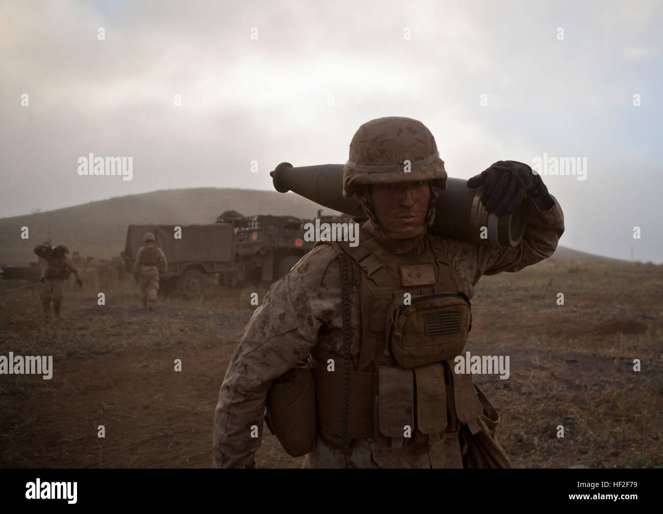 U.S. Marine Lance Cpl. Michael Farris, einem Artillerie-Cannoneer zugewiesen 1. Bataillon, 12. Marine Regiment, Alpha-Batterie, trägt eine Runde zurück zu seiner Waffe, vor einer Feuer-Mission an Bord Pohakuloa Training Bereich (PTA), Hawaii, 5. September 2014 zu versorgen. Mitglieder des 1. Bataillons, 12. Marines (1/12), sind Steigerung ihrer Fähigkeiten des direkten Feuerunterstützung zur Unterstützung Betrieb spartanisch Zorn. (Foto: U.S. Marine Corps Lance Cpl. Victor A. Mancilla/freigegeben) Spartanisch Zorn 2014, 1-12 140905-M-AU949-003 Stockfoto