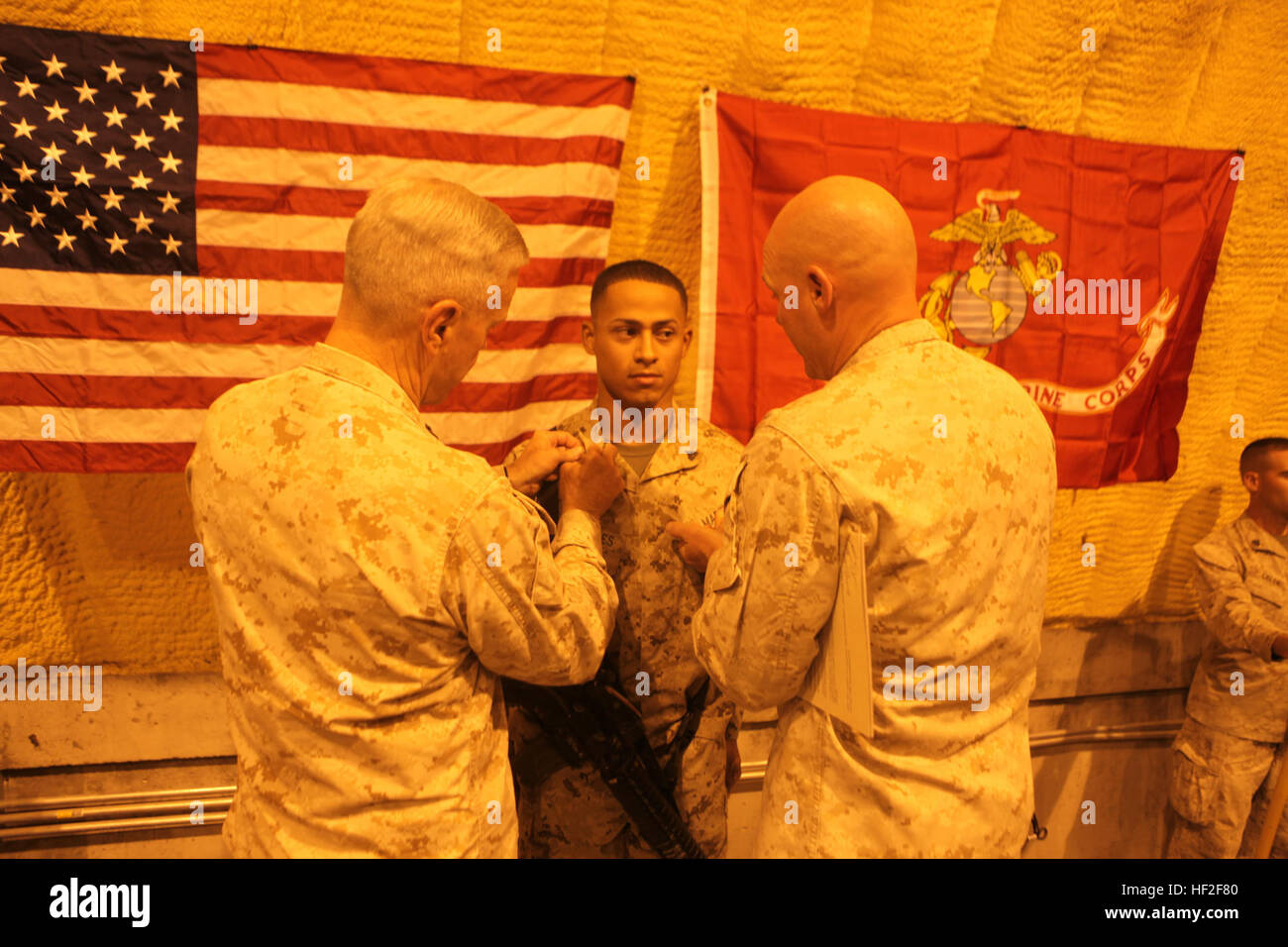 Während einer verdienstvollen Beförderungszeremonie an Bord von Camp Leatherneck, Afghanistan, am 6. September 2014, wird ein Marine Munition Techniker zum Korporal befördert. Stockfoto