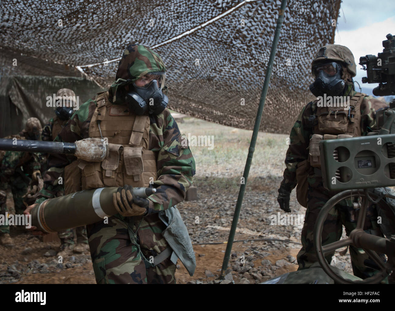 US Marine Cpl.Tristan Messenger, eine Artillerie-Cannoneer zugewiesen, 1. Bataillon, 12. Marine Regiment, Alpha Batterie lädt eine leuchtende Runde auf die Haubitze M777 während einer Feuer-Mission nach eine chemische, biologische, radiologische, nukleare (CBRN) Angriff Simulation an Bord Pohakuloa Training Bereich (PTA), Hawaii, Sept. 7, 2014. Mitglieder des 1. Bataillons, 12. Marines (1/12), sind Steigerung ihrer Fähigkeiten des direkten Feuerunterstützung zur Unterstützung Betrieb spartanisch Zorn. (Foto: U.S. Marine Corps Lance Cpl. Victor A. Mancilla/freigegeben) Spartanisch Zorn 2014, 1-12 140907-M-AU949-001 Stockfoto