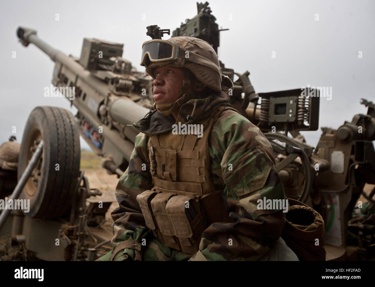 U.S. Marine Lance Cpl. Cameron Belk, ein Artillerie-Cannoneer zugewiesen, 1. Bataillon, 12. Marine Regiment, Alpha Batterie, wartet ein Feuer-Mission an Bord Pohakuloa Training Bereich (PTA), Hawaii, Sept. 7, 2014. Mitglieder des 1. Bataillons, 12. Marines (1/12), sind Steigerung ihrer Fähigkeiten des direkten Feuerunterstützung zur Unterstützung Betrieb spartanisch Zorn. (Foto: U.S. Marine Corps Lance Cpl. Victor A. Mancilla/freigegeben) Spartanisch Zorn 2014, 1-12 140907-M-AU949-003 Stockfoto