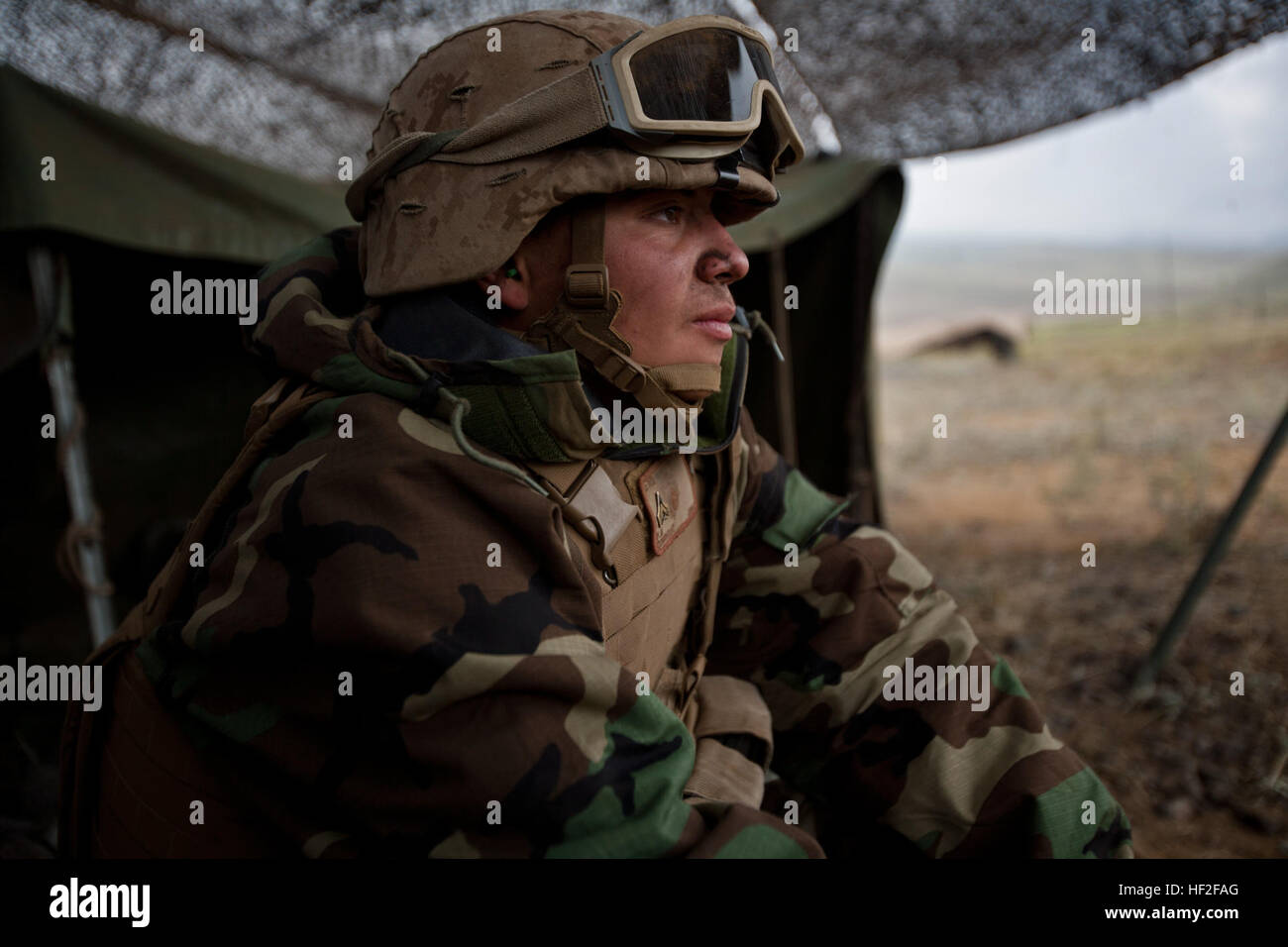 U.S. Marine CPL. Kevin Dominguez, ein Artillerie-Cannoneer zugewiesen, 1. Bataillon, 12. Marine Regiment, Alpha Batterie, liegt nach einem Feuer-Mission während eine chemische, biologische, radiologische, nukleare (CBRN) Angriff Simulation an Bord Pohakuloa Training Bereich (PTA), Hawaii, Sept. 7, 2014. Mitglieder des 1. Bataillons, 12. Marines (1/12), sind Steigerung ihrer Fähigkeiten des direkten Feuerunterstützung zur Unterstützung Betrieb spartanisch Zorn. (Foto: U.S. Marine Corps Lance Cpl. Victor A. Mancilla/freigegeben) Spartanisch Zorn 2014, 1-12 140907-M-AU949-004 Stockfoto