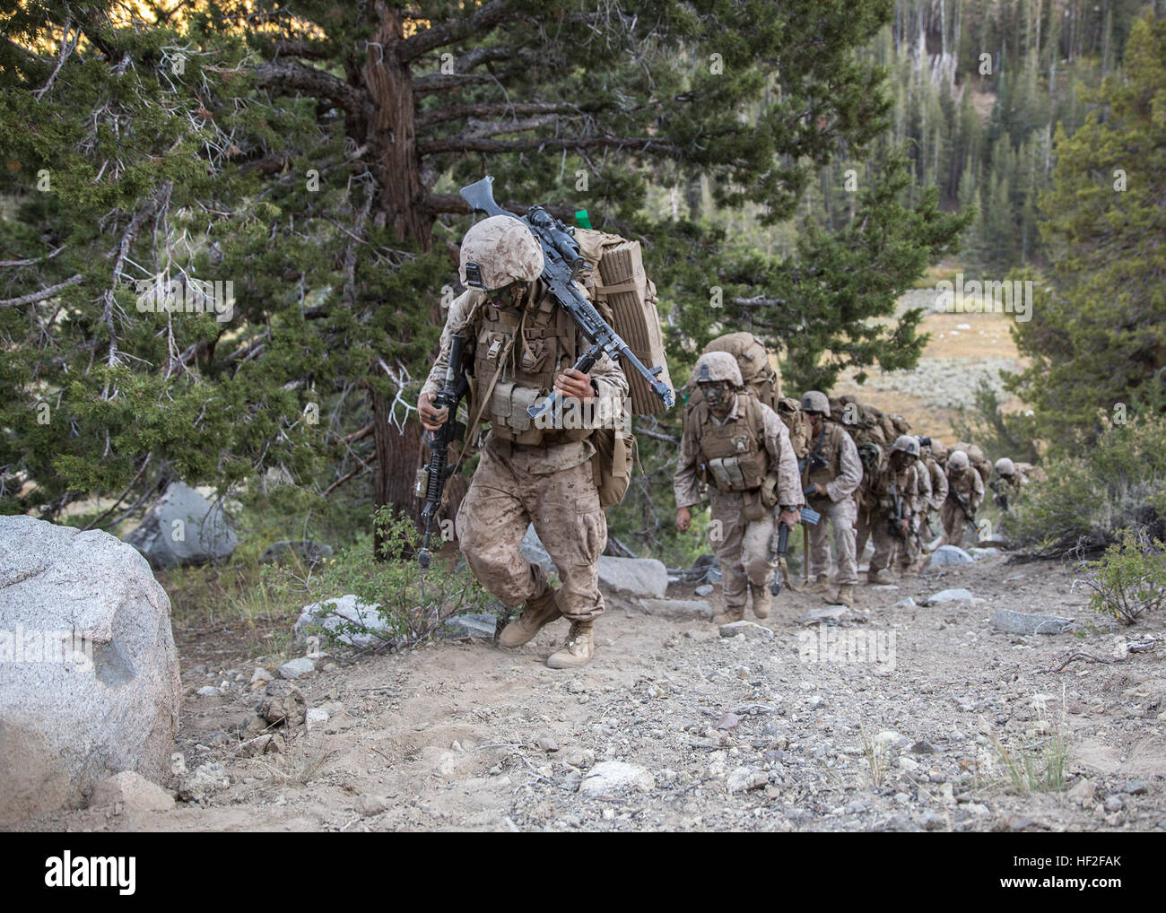 US-Marines mit Lima, 3. Bataillon, 1. Marineregiment auf ihre erste Ziel während der Berg Übung 2014 an Bord Marine Corps Mountain Warfare Training Center in Bridgeport, Kalifornien, 7. September 2014 steigen. Marines mit 3. Bataillon, 1. Marineregiments Willen werden die 15. Marine Expeditionary Unit Grundkampfelement im Oktober. (U.S. Marine Corps Foto von Sgt. Emmanuel Ramos/freigegeben) Donnernde startet dritte aus letzten Berg Übung 140907-M-ST621-074 Stockfoto