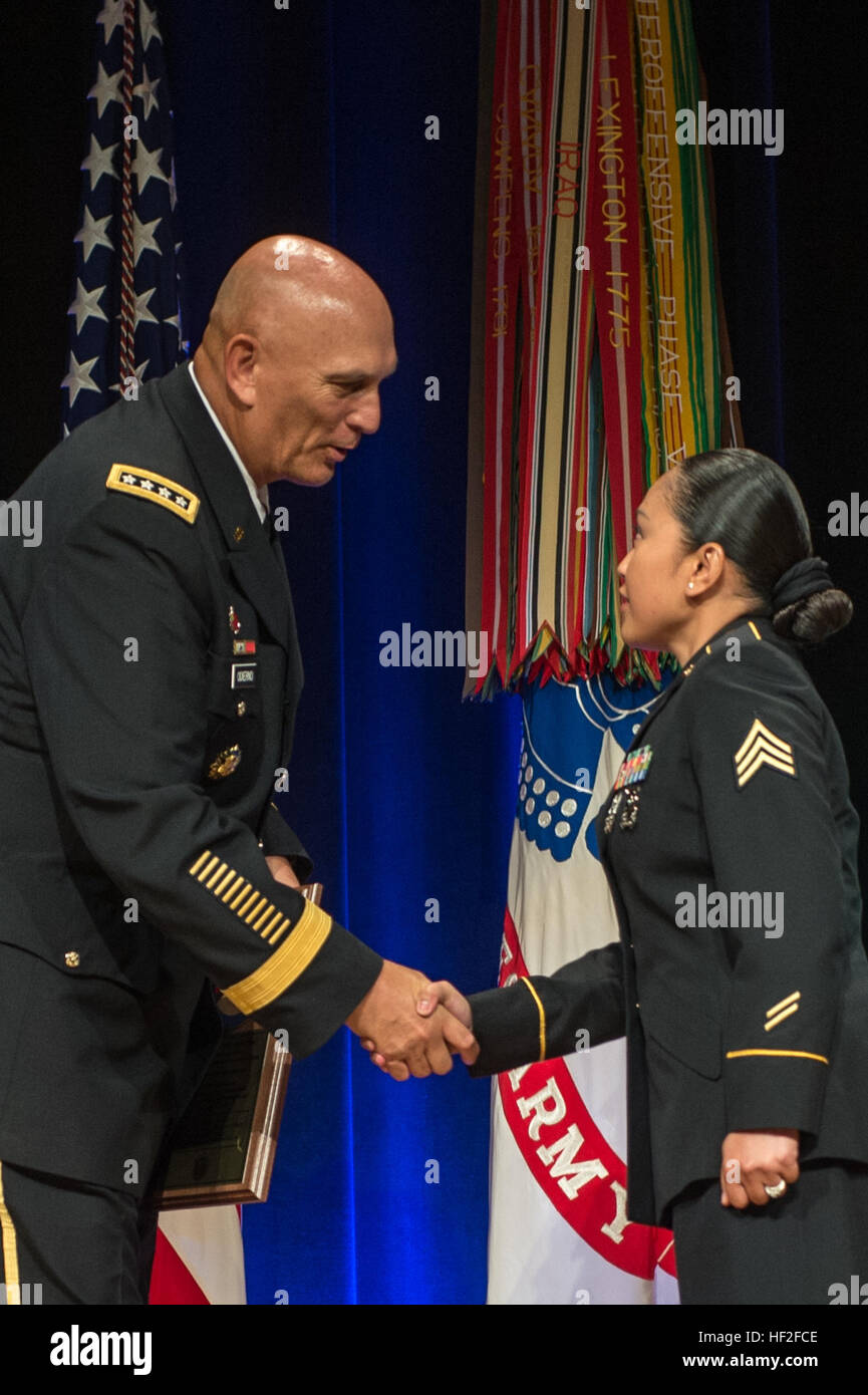 Ein Soldat vom Headquarters und Headquarters Company, 42. Military Police Brigade, Joint Base Lewis-McChord, Washington, ist durch die US Army Chief Of Staff General Ray Odierno, bei der 10. jährlichen Stabschef der Armee kombiniert Logistics Excellence Awards (CLEA) Zeremonie im Pentagon, Arlington, VA., 9. September 2014 gratulierte. Sechsunddreißig US Army Logistik in 17 Staaten stationierte Einheiten wurden während der Zeremonie geehrt. (US Armee-Foto von Staff Sgt. Mikki L. Sprenkle/freigegeben) Miller spricht über die 10. jährlichen Stabschef von der Armee kombiniert Logistics Excellence Awards (CLEA) 14 Stockfoto