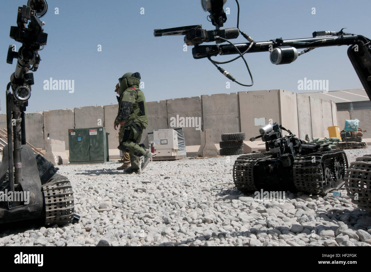 Staff Sgt Nathan Calhoun, gebürtig aus Lancaster, Pennsylvania, wer 787th Ordnance Company, 3. Ordn.-Bataillon, aus Fort Lewis, Washington, als Teamleiter explosive Ordnance Entsorgung dient führt Sgt. 1. Klasse Robert Atchison durch eine Bombe zu entsprechen, Einarbeitung und Mobilität Ausbildung Lane auf Kandahar Airfield, Afghanistan, 11. September 2014. Atchison, gebürtig aus Gainesville, Florida, dient als ein Sergeant Operationen mit 2. BN, 77. Feldartillerie-Regiment, 4. Infanterie-Bde. Combat Team, 4. inf Division und wurde Situationsbewusstsein für seine Basis Sicherheitsmission Familia zu erweitern Stockfoto