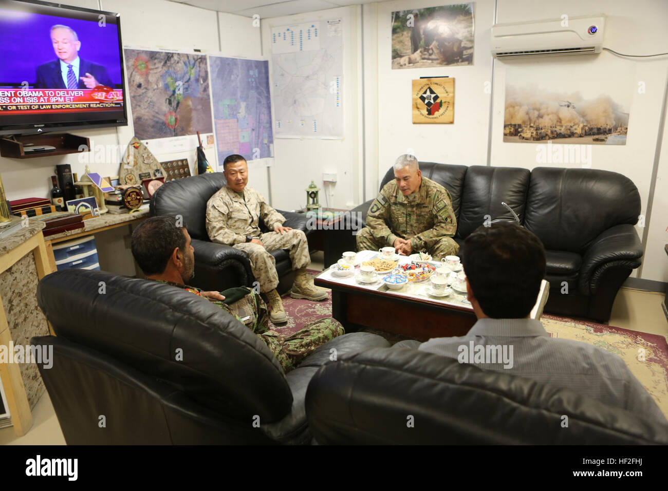 General John F. Campbell (rechts gerichtete Kamera), Kommandant der International Sicherheit Unterstützung Kraft (ISAF), Generalmajor Sayed Malouk (links), Kommandierender General der die afghanische Nationalarmee (ANA) 215. Korps und Major General Daniel Yoo, Kommandierender General der Marine Expeditionary Brigade Afghanistan treffen sich während einer Schlachtfeld Auflage an Bord Camp Leatherneck, Provinz Helmand, Afghanistan. Campbell übernahm das Kommando über die ISAF und die Vereinigten Staaten Streitkräfte-Afghanistan am 26. August 2014.  (Offizielle U.S. Marine Corps Foto von Sgt. James D. Pauly, Marine Expeditionary Brigade Afghanistan/freigegeben) Gener Stockfoto