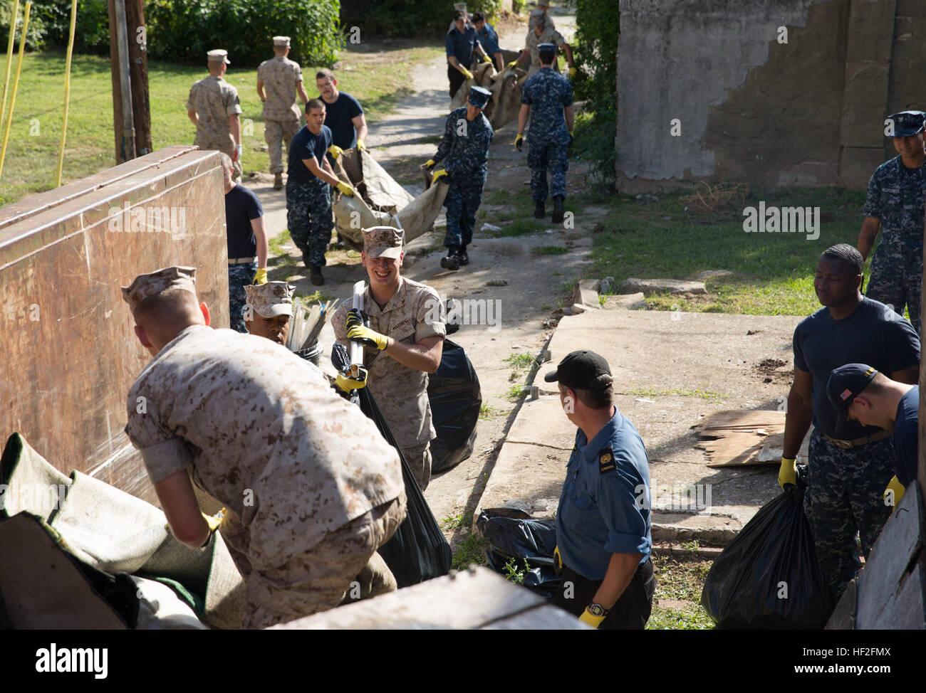 Mehr als 60 US-amerikanische, kanadische, deutsche und türkische Soldaten, darunter Marines und Seeleute aus mehreren Einheiten, führen in Baltimore kommunale Sanierungs- und Reinigungsarbeiten durch, während sie an Bord der USS Oak Hill einsteigen. Stockfoto