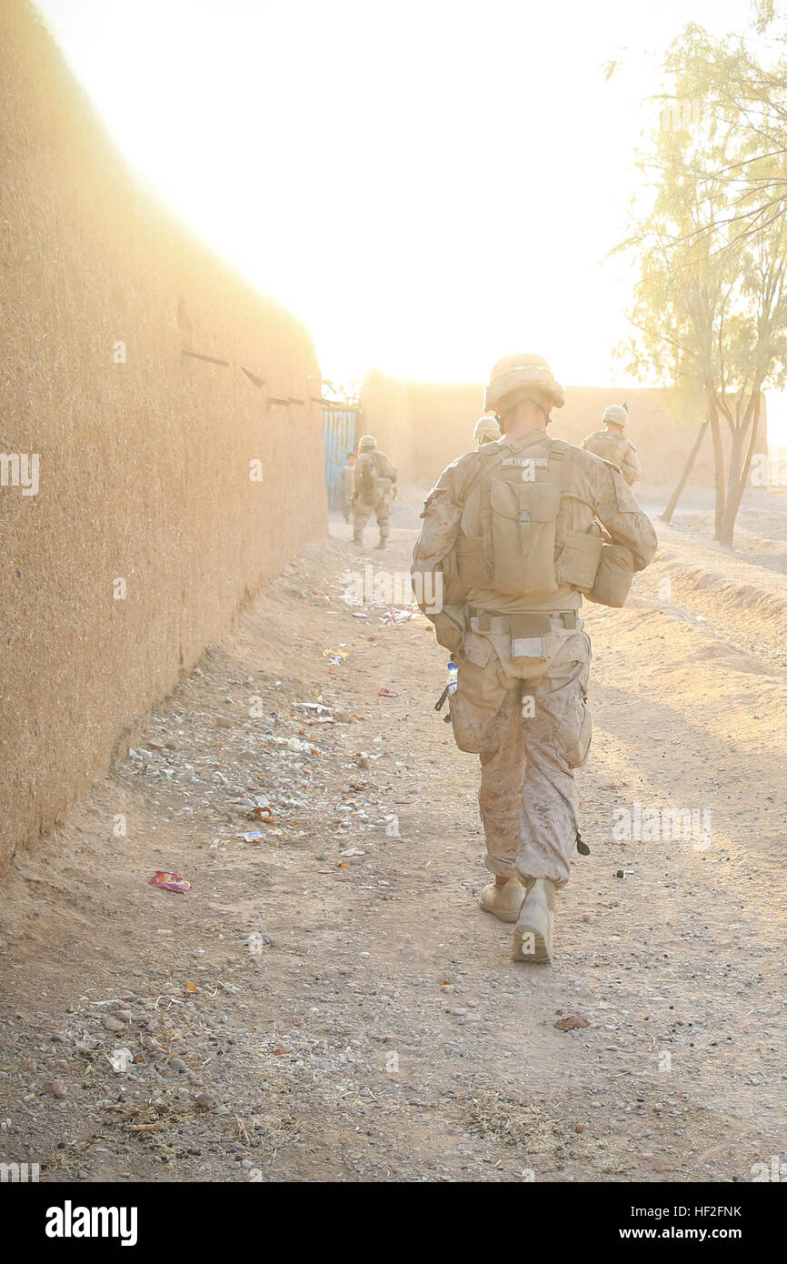 U.S. Marine Corps Lance Cpl. Michael Klufus, Infanterist zugewiesen 3d Platoon, Bravo Company, 1. Bataillon, 2d Marineregiment, geht auf eine unbefestigte Straße während der Teilnahme an einer Patrouille westlich von Gereshk, Provinz Helmand, Afghanistan, 12. September 2014. Die Patrouille war Teil einer gemeinsamen dreitägigen Aktion während der US-Marines Afghan National Army Soldaten in Taliban-Aktivitäten zu stören und die Gegend von feindlichen Kämpfern unterstützt. (Offizielle U.S. Marine Corps Foto von CPL Darien J. Bjorndal, Marine Expeditionary Brigade - Afghanistan / veröffentlicht) Marines stören Taliban, Sept. 11-13 140 Stockfoto