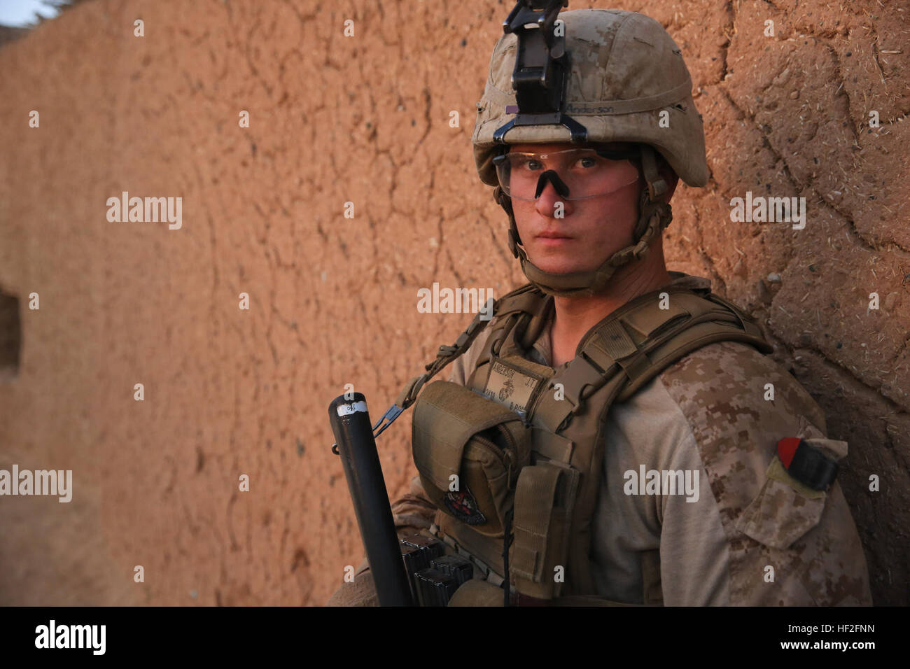 U.S. Marine Corps CPL. Jonathon Anderson, ein Schütze, 3d Platoon, Bravo Company, 1. Bataillon, 2d Marineregiment, steht Wache draußen eine Verbindung während der Teilnahme an einer Patrouille westlich von Gereshk zugewiesen, Provinz Helmand, Afghanistan, 12. September 2014. Die Patrouille war Teil einer gemeinsamen dreitägigen Aktion während der US-Marines Afghan National Army Soldaten in Taliban-Aktivitäten zu stören und die Gegend von feindlichen Kämpfern unterstützt. (Offizielle U.S. Marine Corps Foto von CPL Darien J. Bjorndal, Marine Expeditionary Brigade - Afghanistan / veröffentlicht) Marines stören Taliban, Sept. 11-13 1 Stockfoto