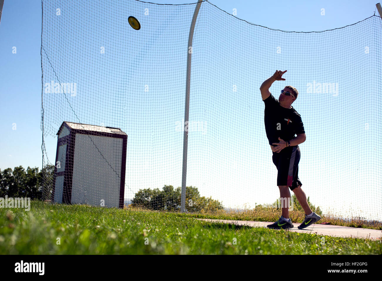 Lanze-Obergefreites Christopher Stephenson, 28, ein Eingeborener von Hutchinson, Kansas, übt seine Form beim werfen Discus während der Praxis für die Marine-Team, 23 September, in Vorbereitung auf die Spiele 2014 Krieger. Das Marine-Team hat seit 15.September um Zusammenhalt des Teams aufzubauen und zu akklimatisieren, um die oben genannten 6.000 ft Höhe von Colorado Springs Ausbildung. Das Marine-Team besteht aus aktiven Dienst und Veteran Verwundete, Kranke und verletzte Marines, die beigefügt oder unterstützt durch die Verwundeten Krieger Regiment, berechnet die offizielle Einheit des Marine Corps mit der Bereitstellung von compreh Stockfoto