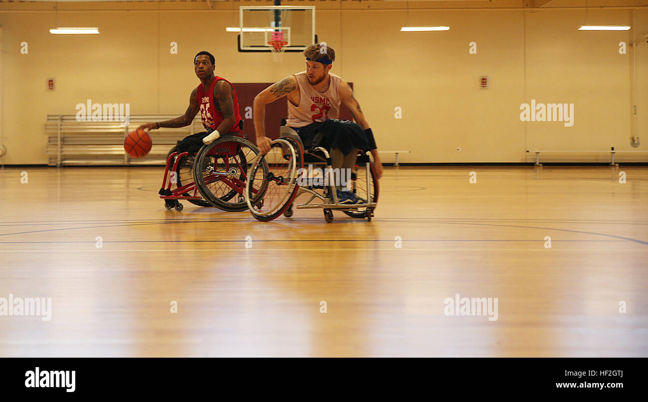 Sgt. Anthony McDaniel Jr. (links) aus Pascagoula, Mississippi, durchläuft defensive Bohrer mit seinem Teamkollegen, Pfc Joshua Kelly (rechts) aus Kailua, Hawaii, während des Trainings für die Marine-Team, Sept. 25, in Vorbereitung auf die Spiele 2014 Krieger. Das Marine-Team hat seit 15.September um Zusammenhalt des Teams aufzubauen und zu akklimatisieren, um die oben genannten 6.000 Fuß Höhe von Colorado Springs Ausbildung. Das Marine-Team besteht aus aktiven Dienst und Veteran Verwundete, Kranke und verletzte Marines, die beigefügt oder unterstützt durch die Verwundeten Krieger Regiment, die offizielle Einheit des Marine Corps Stockfoto