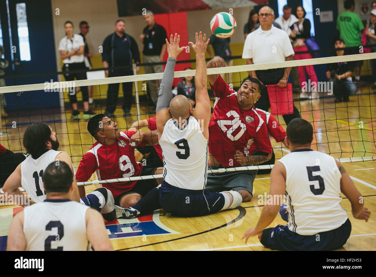 Veteran CPL. Jorge Salazar von Delano, Kalifornien, spikes den Ball. Das Marine-Team hat seit 15.September um Zusammenhalt des Teams aufzubauen und zu akklimatisieren, um die oben genannten 6.000 ft Höhe von Colorado Springs Ausbildung. Das Marine-Team besteht aus aktiven Dienst und Veteran Verwundete, Kranke und verletzte Marines, die befestigt sind oder von den Verwundeten Krieger Regiment unterstützt, die offizielle Einheit des Marine Corps angeklagt die umfassende nichtmedizinische Wiederherstellung Versorgung von Verwundeten, Kranken und verletzten Marines. Die Krieger-Spiele sind eine Paralympic-Style-Wettbewerb für mehr als 200 Verletzte, Kranke ein Stockfoto