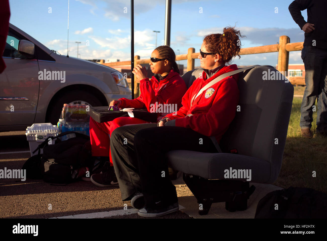 Sergeant Jenae Piper, 29, ein Eingeborener von The Woodlands, Texas, setzt sich hin und spricht, CPL. Gabariel Gräber-Wake ein Eingeborener von Chandler, Arizona, bevor der Radrennen bei den 2014 Krieger spielen, 29. September, Fort Carson, Colorado Springs, Colorado. Die Marine-Teams haben trainiert seit 15.September um Zusammenhalt des Teams aufzubauen und zu akklimatisieren, um die oben genannten 6.000 ft Höhe von Colorado Springs.  Das Marine-Team besteht aus aktiven Dienst und Veteran Verwundete, Kranke und verletzte Marines, die beigefügt oder unterstützt durch die Verwundeten Krieger Regiment, die offizielle Maßeinheit der Mari Stockfoto