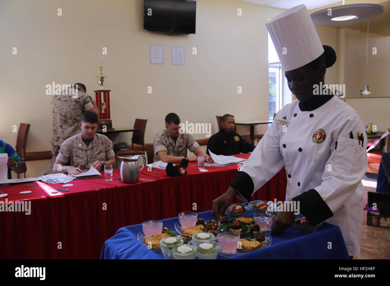 Lance Cpl. Bianca Sanders bereitet sich auf die Richter ihr "Alice im Wunderland" unter dem Motto Essen während der 2014 Chef of the Year Wettbewerb im Marine Corps Air Station Cherry Point, North Carolina, 2. Oktober 2014. Fayetteville, NC, Native nahm den ersten Platz in der Konkurrenz. Sanders ist ein Food-Service-Spezialist mit Marine Wing Support Squadron 271. Cherry Point Chef verdient Koch des Jahres Titel 141002-M-SR938-087 Stockfoto