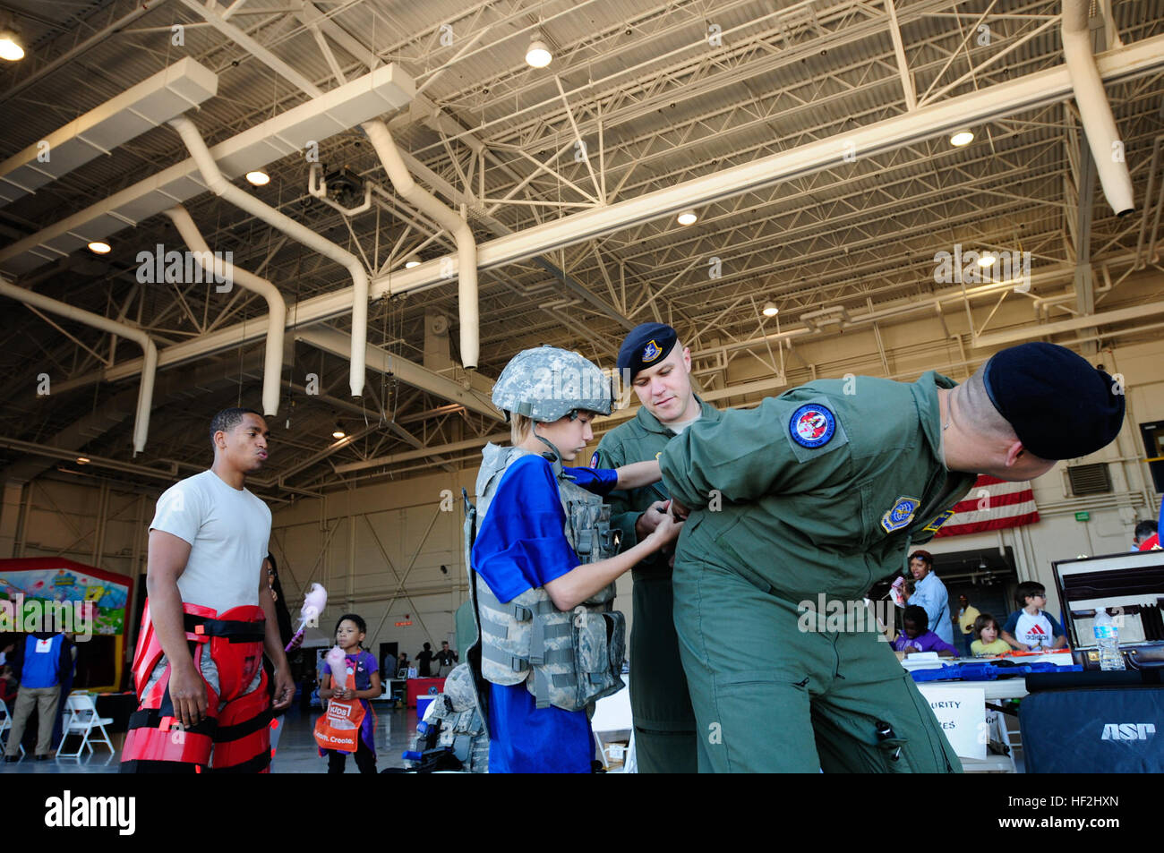 Steven Allen, 13, Neffe des Senior Master Sgt. Bobby Jacobs, 156. Airlift Squadron wird gezeigt, wie Familie tagsüber an der North Carolina Air National Guard Base, Charlotte Douglas International Airport, 4. Oktober 2014 statt Handschellen anzulegen. 145. Airlift Wing eingeladen Familienmitglieder auf die Basis für eine Tour, Kommissär Fall viel Verkauf, Spiele und Touren der c-130 Hercules-Flugzeuge. (Foto: U.S. Air National Guard Staff Sgt Julianne M. Showalter, 145. Public Affairs/freigegeben) 145. Airlift Wing Familie Tag 141004-Z-RZ465-462 Stockfoto