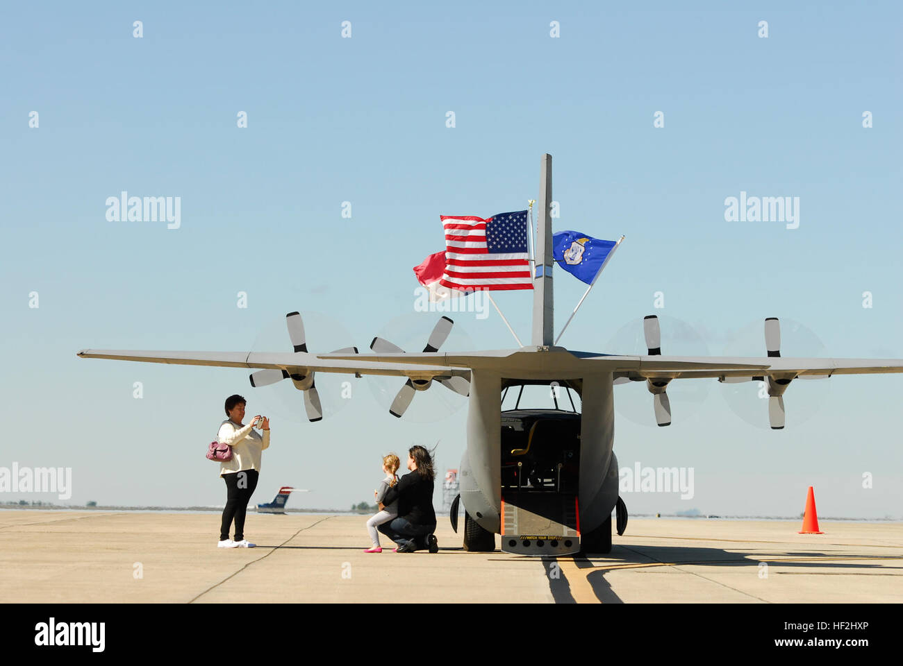 Familienmitglieder posieren für Fotos neben dem 145. Airlift Wing Mini c-130 Hercules-Flugzeuge während Familientag an der North Carolina Air National Guard Base, Charlotte Douglas International Airport, 4. Oktober 2014 statt. 145. Airlift Wing eingeladen Familienmitglieder auf die Basis für eine Tour, Kommissär Fall viel Verkauf, Spiele und Touren der c-130 Hercules-Flugzeuge. (Foto: U.S. Air National Guard Staff Sgt Julianne M. Showalter, 145. Public Affairs/freigegeben) 145. Airlift Wing Familie Tag 141004-Z-RZ465-511 Stockfoto