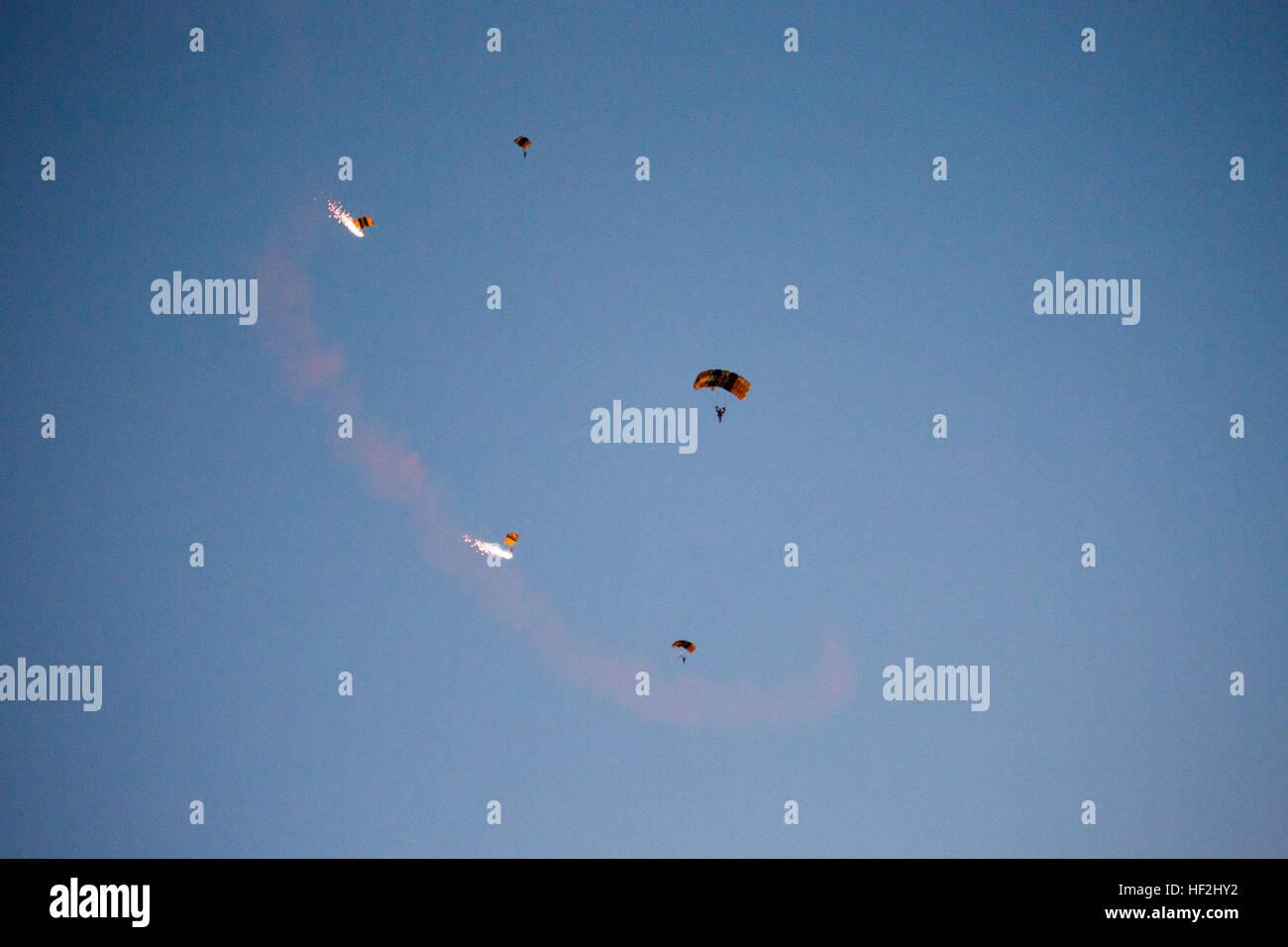 Die US Army Fallschirm-Team, The Golden Knights Display Antenne Fähigkeiten beim Marine Corps Community Services (MCCS) geförderten jährlichen Air Show an Bord der Marine Corps Air Station (MCAS) Miramar, San Diego, Kalifornien, 4. Oktober 2014. MCAS Miramar Air Show präsentiert nicht nur die Antenne Fähigkeiten der Streitkräfte, sondern auch ihre Wertschätzung für der zivile Gemeinschaft Unterstützung und Hingabe an die Truppen. (U.S. Marine Corps Foto von Lance CPL Trever Statz/freigegeben) 2014 Miramar Air zeigen uns Armee goldener Ritter 141004-M-OB347-893 Stockfoto