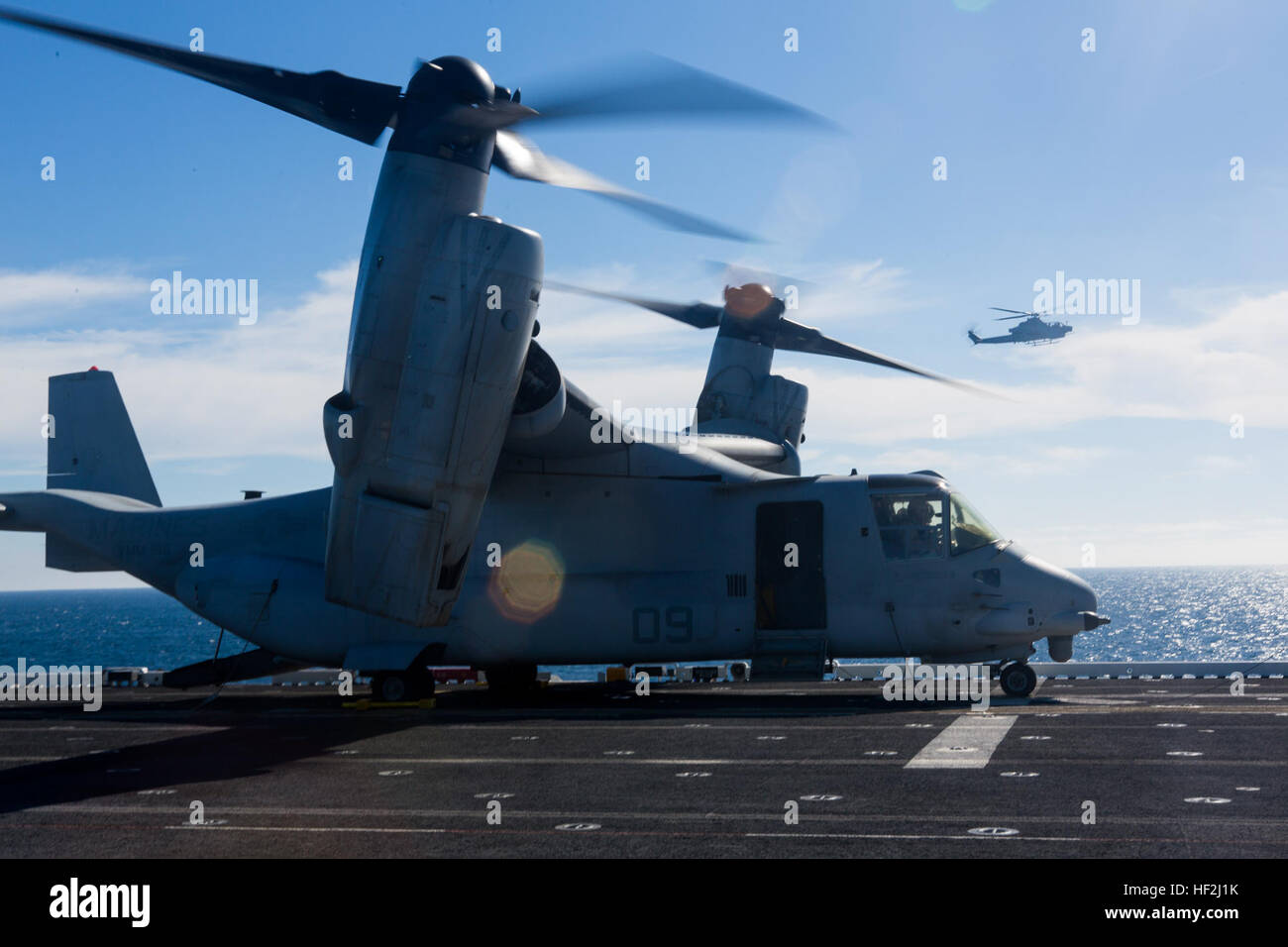 US Marine Corps MV-22 Osprey mit Marine Medium Tilt Rotor Squadron (VMM-165) landet auf der USS America (LHA-6) in der Route zu San Francisco Fleet Week am 3. Oktober 2014. San Francisco Fleet Week veranstaltete Marines und Segler, die die Fähigkeiten der humanitären Hilfe Katastrophenhilfe präsentiert, die das Militär für den Notfall bietet. (Foto: U.S. Marine Corps CPL Rodion Zabolotniy/freigegeben) MV-22 landet auf der USS America 141005-M-HT768-057 Stockfoto