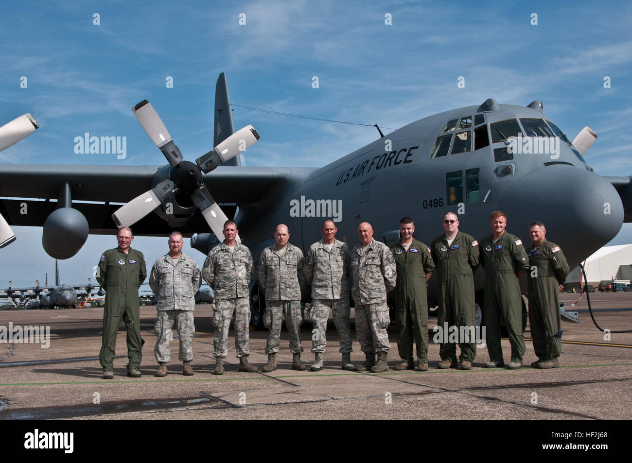 Lieutenant Colonel Robert Dunlap, techn. Sgt Patrick McNamara, Master Sgt. Bryan Reed, techn. Sgt Stephen Esno, Senior Master Sergeant Scott Stoner, Master Sgt. Stephen Smith, Master Sgt. David Cales, techn. Sgt. Brian Thompson, Oberstleutnant Jeff Capretto und Major Patrick Cooney, alle Mitglieder der 179. Airlift Wing, Mansfield, OH, Reise nach Little Rock Air Force Base, Arkansas zu holen das Finale zwei C - 130 H Herkules , bringen ihre Flotte bis zu insgesamt acht 130, die Ohio Air National Guard-Einheit zugewiesen wurden. (US Air National Guard Foto von techn. Sgt. Joe HarwoodReleased) 179. Airlift Wing Stockfoto