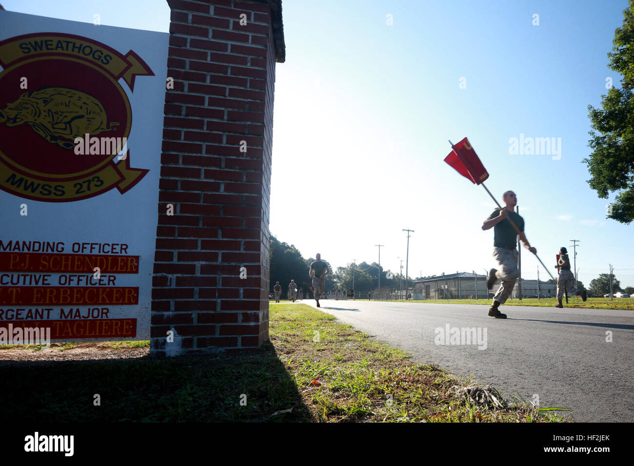 Die Marines der Marine Wing Support Squadron 273 beteiligen sich an einem Geschwader Weitfeld Meet an Bord der Marine Corps Air Station Beaufort, Okt. 10. Das Feld treffen von verschiedenen Veranstaltungen, darunter Humvee ziehen, 7-Tonnen-Zug, Staffellauf, Hindernis-Parcours Relais, Tauziehen und ein Pull-up Wettbewerb bestand. Marine Wing Support Squadron 273 bietet alle wesentlichen Aviation ground Support, mit einer bestimmten Örtlich festgelegtflügel Komponente von einer Marine Aviation Combat Element (ACE) und alle Unterstützung oder Elemente der Marine Air Control Group (MACG) befestigt. Diese Unterstützung umfasst: interne Flugplatz Kommunikation, Wetter Ser Stockfoto