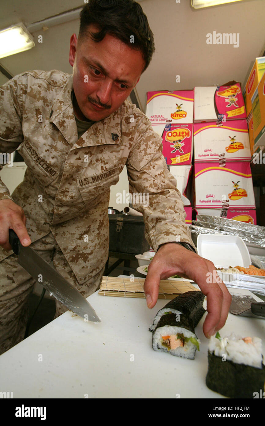 CAMP-RIPPER, Irak - Sergeant Alejandro Castellano, der Dienstprogramme Wartung Chef für 1. Bataillon der hoch-und Tiefbau, Regimental Combat Team 8 inspiziert seine schneiden eine Sushi-Rolle, einer von vielen, die er für seine Marines hier geschaffen. In Chile, italienischer Abstammung geboren und aufgewachsen in Fairfax, Virginia, hat Castellano viele Rezepte während seines ganzen Lebens erworben, die er passt zu einzigartigen Kreationen. (Offizielle Marinekorps Foto von CPL. Eric C. Schwartz) USMC-090208-M-5936S-005 Stockfoto