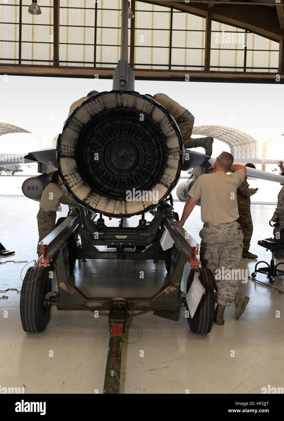 Motor-Mechanik aus der 149. Wartung Geschwader, Texas Air National Guard führen einem Motorwechsel auf einer f-16 Fighting Falcon Salitre 2014, Okt. 13, am Cerro Moreno Air Force Base in der Nähe von Antofagasta, Chile. Salitre ist eine chilenische führte Übung wo Verbündete der USA, Chile, Brasilien, Argentinien und Uruguay Fokus auf Erhöhung der Interoperabilität zwischen Nationen. (Air National Guard Foto von Senior Master Sgt. Miguel Arellano/freigegeben) Flieger zu beteiligen, in ChileE28099s Salitre Übung 141013-Z-IJ251-110 Stockfoto